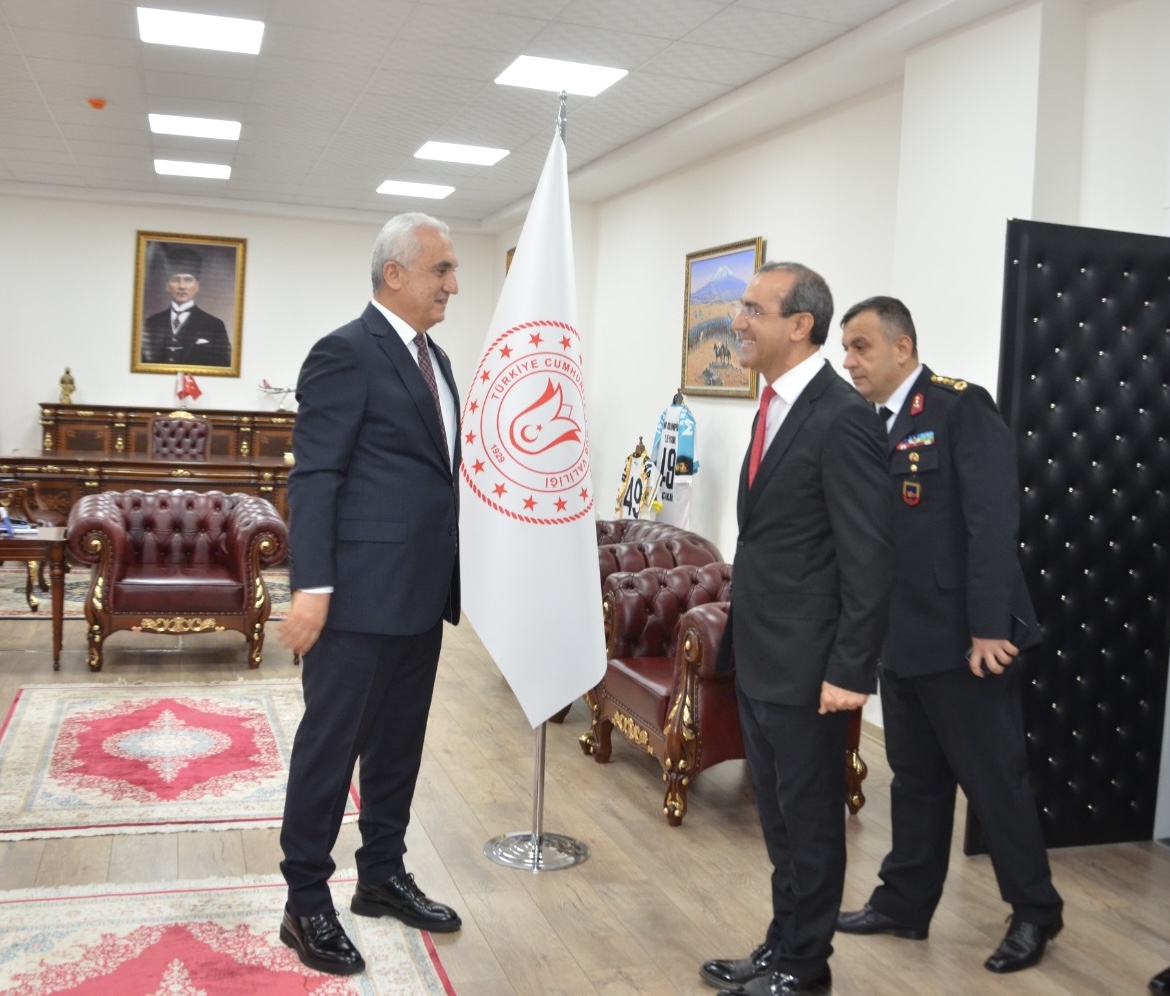 rektor-yardimcimiz-bayramlasma-programina-katildi-4846