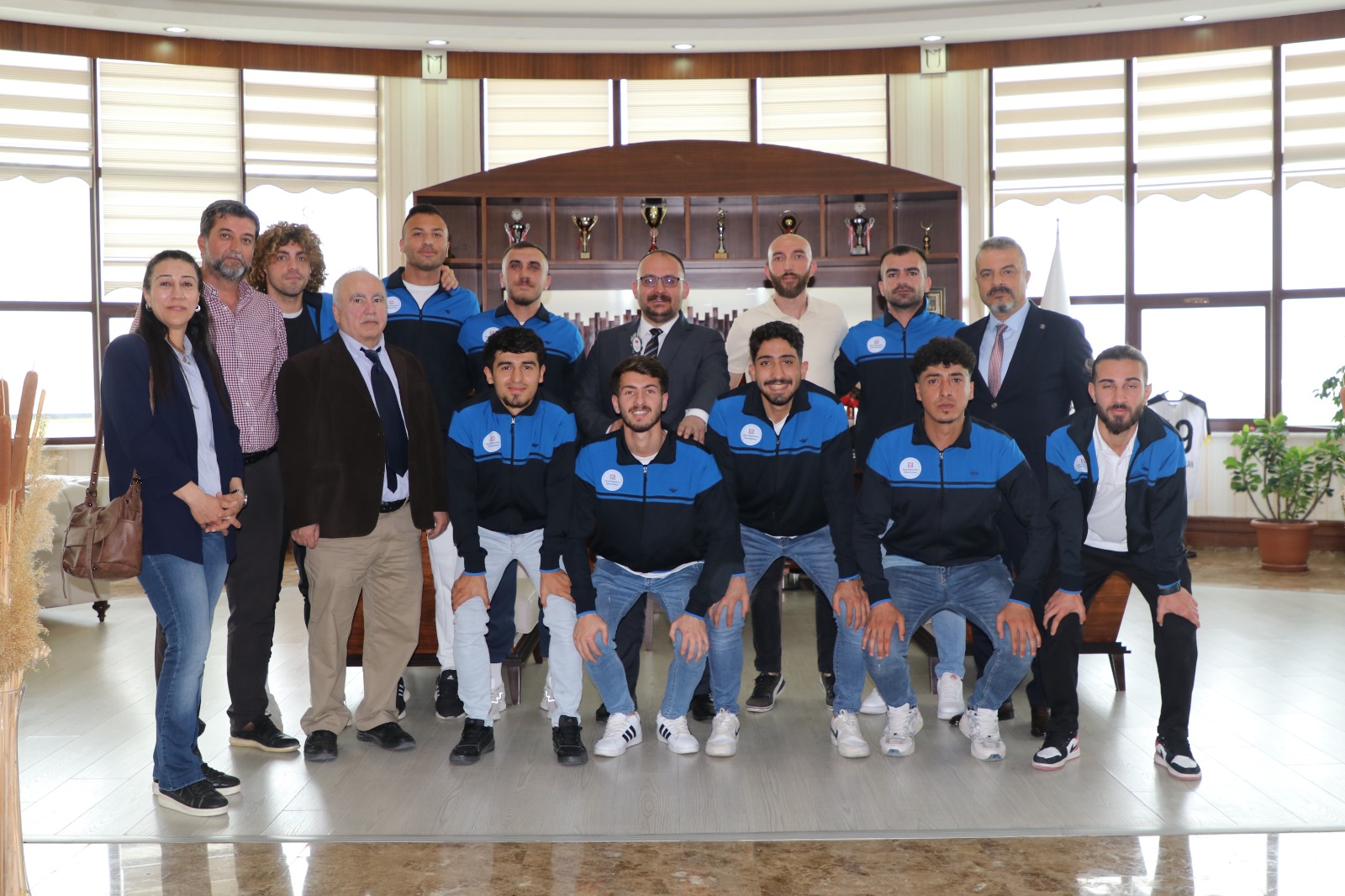 universitemiz-futsal-takimi-rektorumuzu-ziyaret-etti-4950