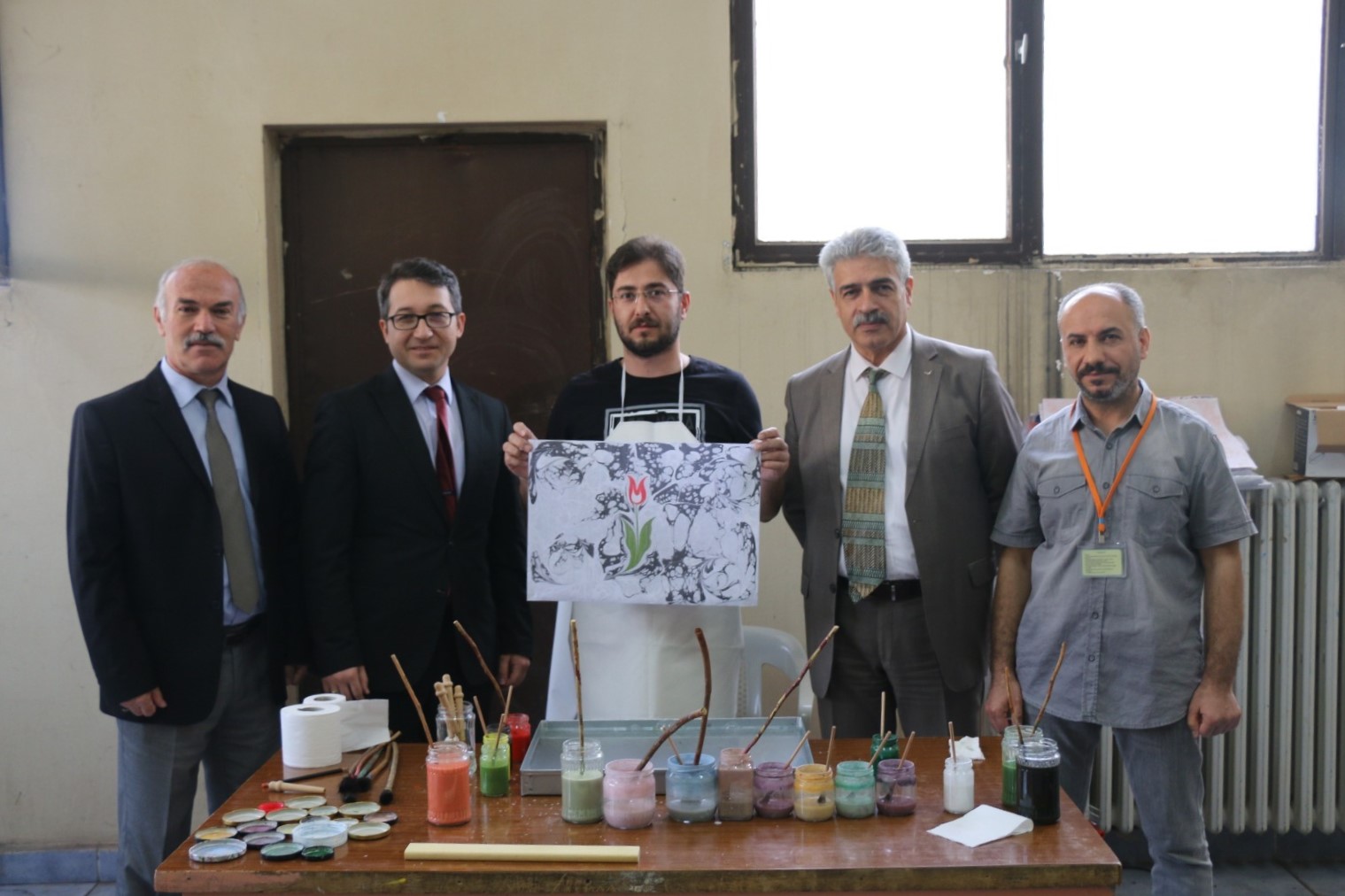 duvarlarin-ardinda-renkler-mahkumlar-icin-ebru-sanati-gosterisi-duzenlendi-5002