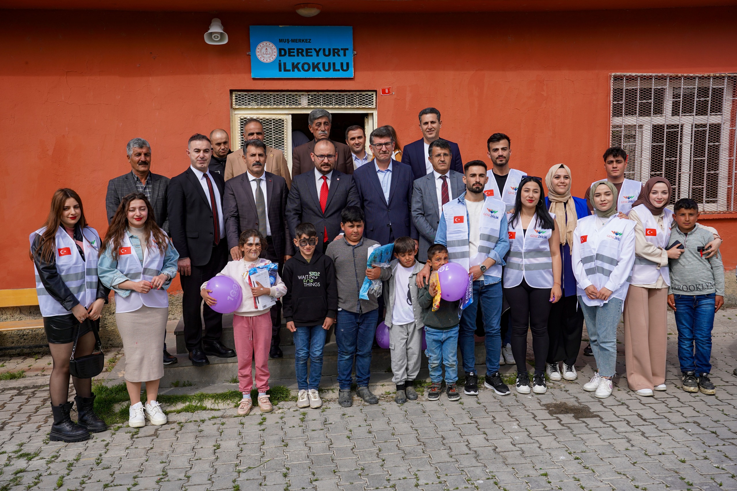 universitemiz-genc-iyilik-toplulugu-dereyurt-koyunde-ogrencilere-tablet-ve-bilgisayar-hediye-etti-5003