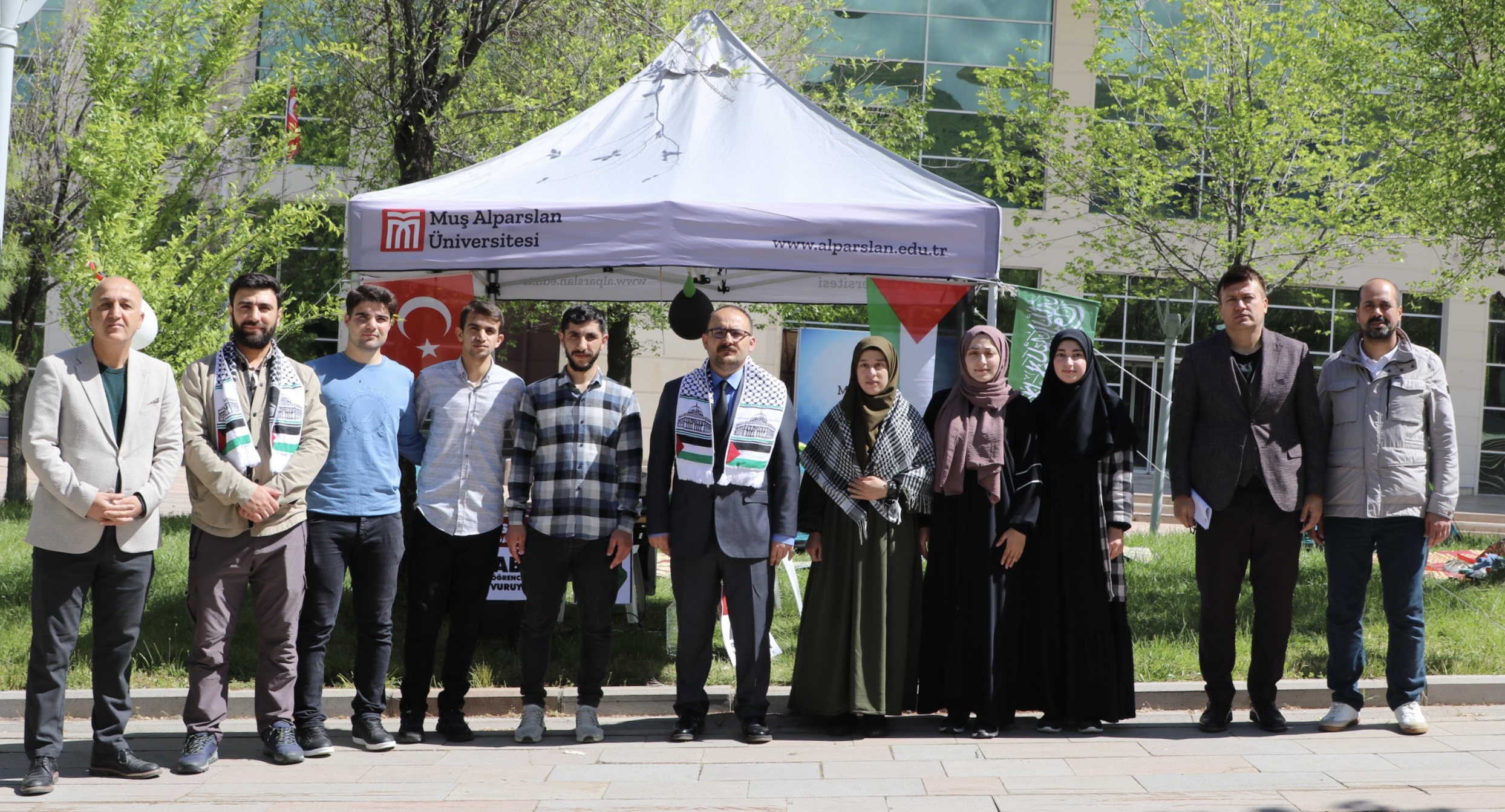 rektorumuz-kampus-intifadasi-cadir-nobetini-ziyaret-etti-5006