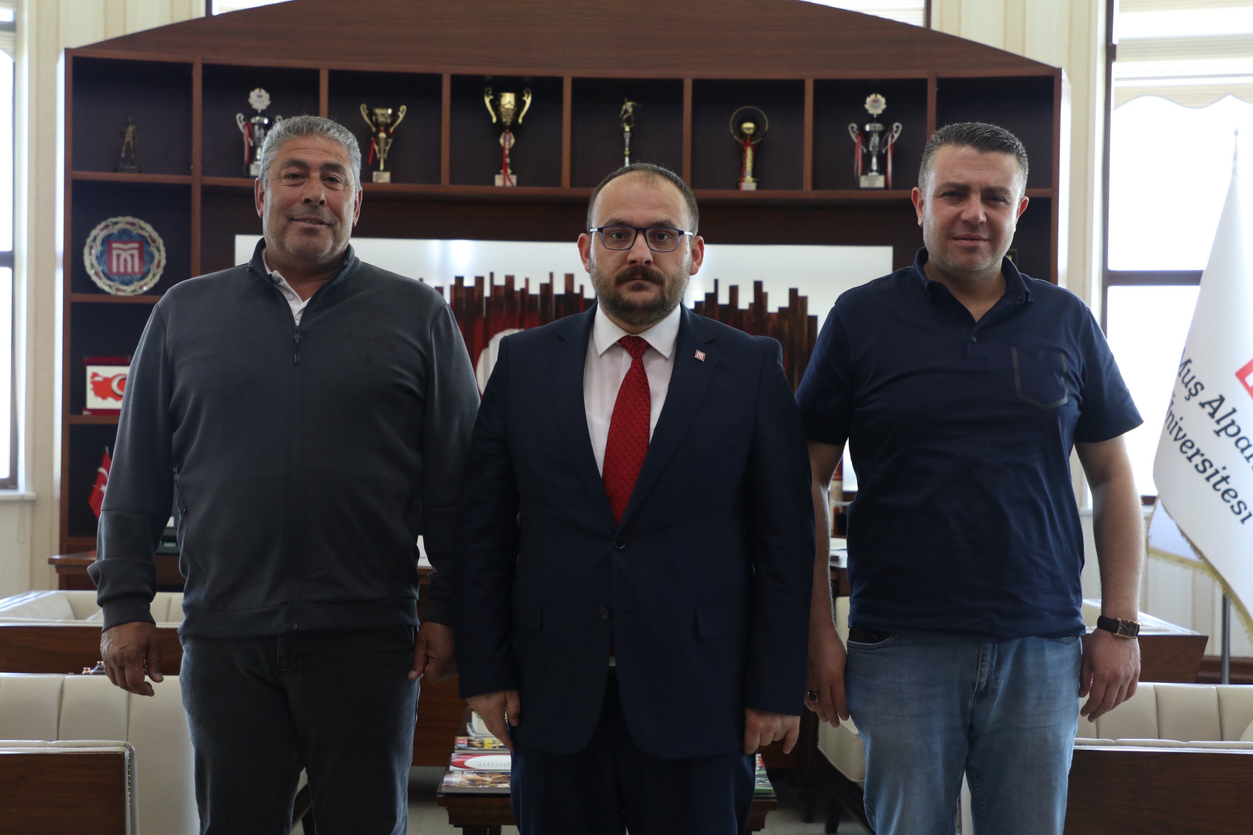 emekli-ogretim-uyemizden-rektorumuze-ziyaret-5102