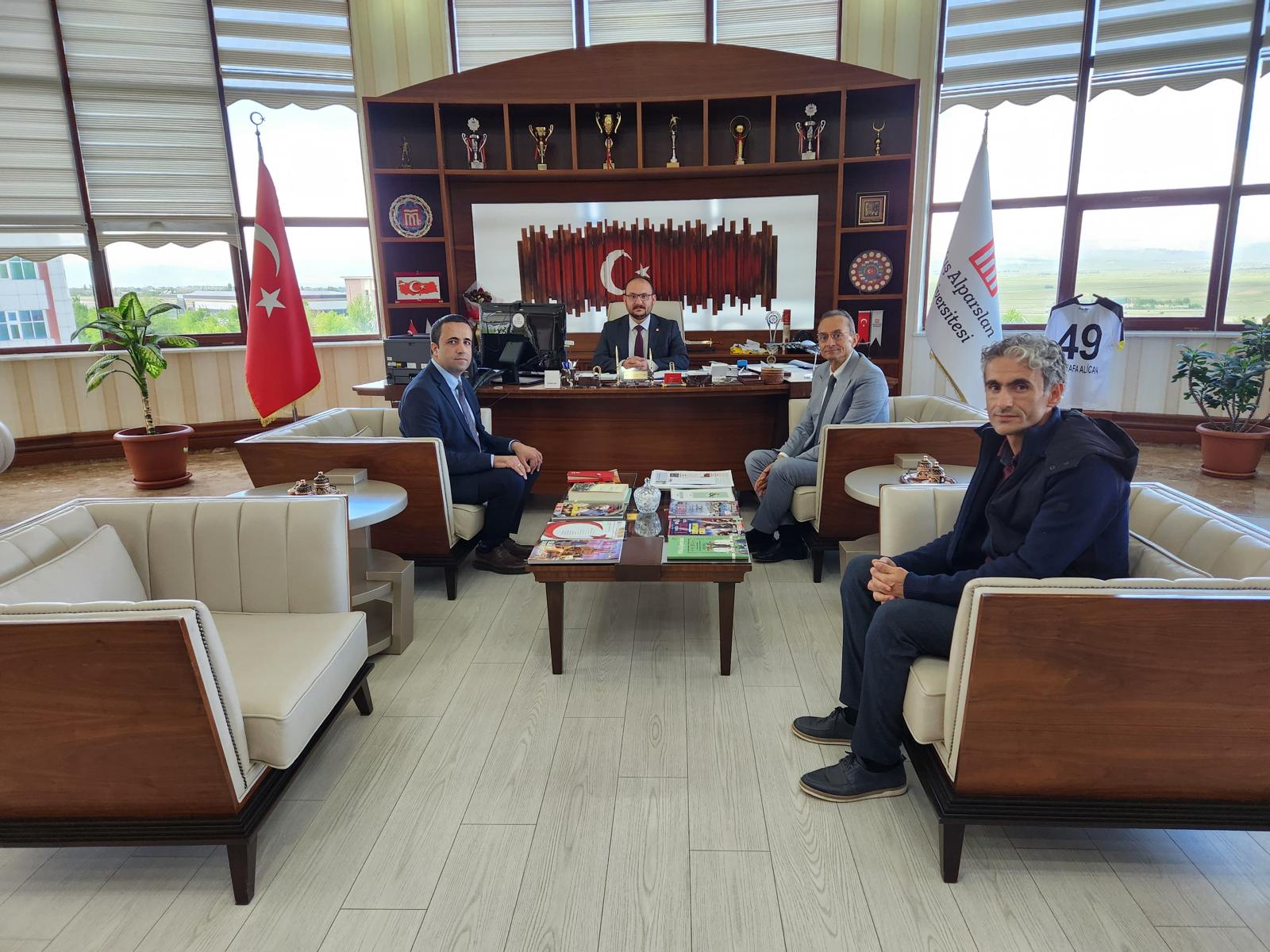 rektorumuz-prof-dr-ismail-tufani-agirladi-5130