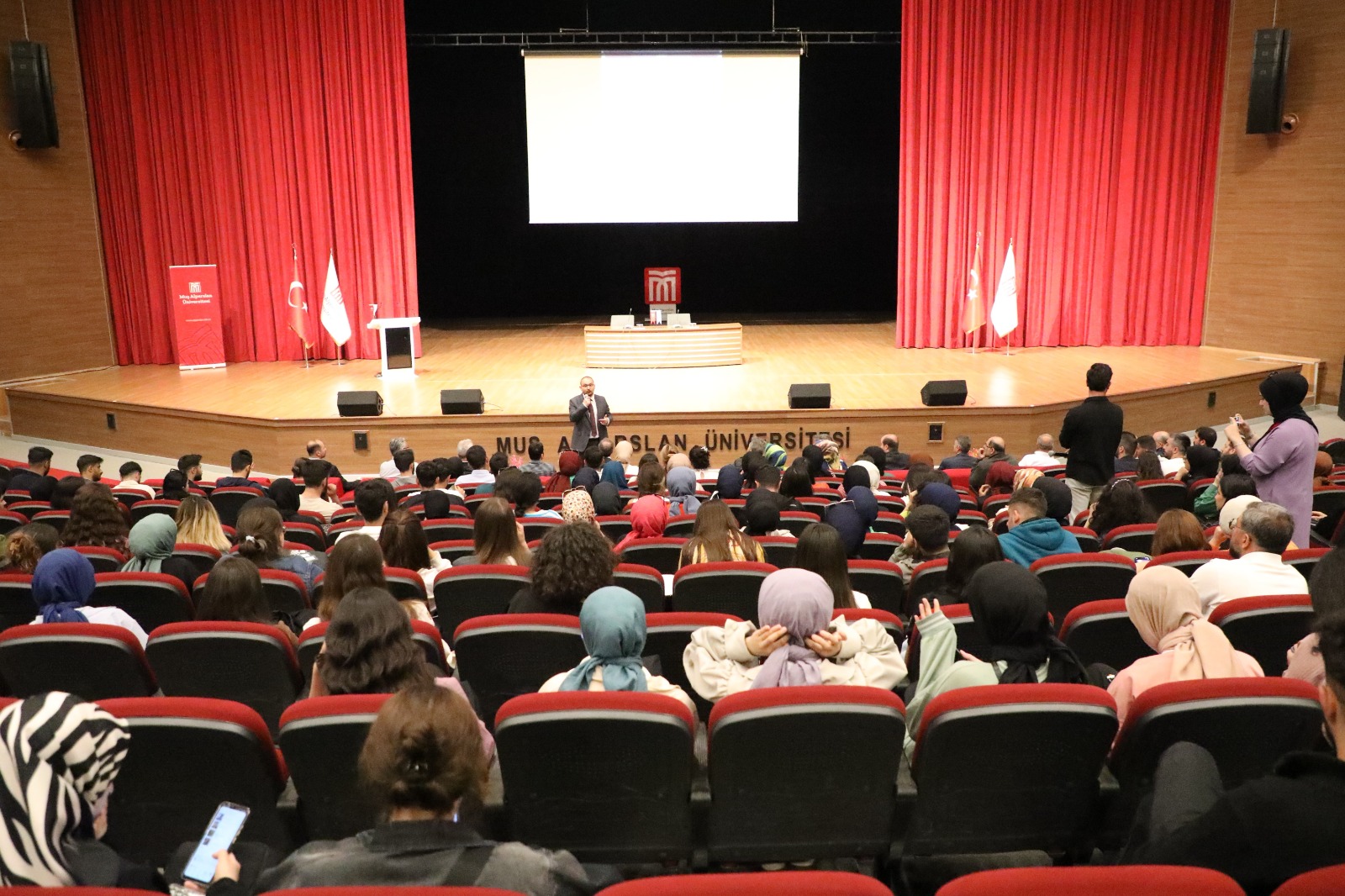 rektorumuz-saglik-bilimleri-fakultesi-ogrencileri-ile-bulustu-5163