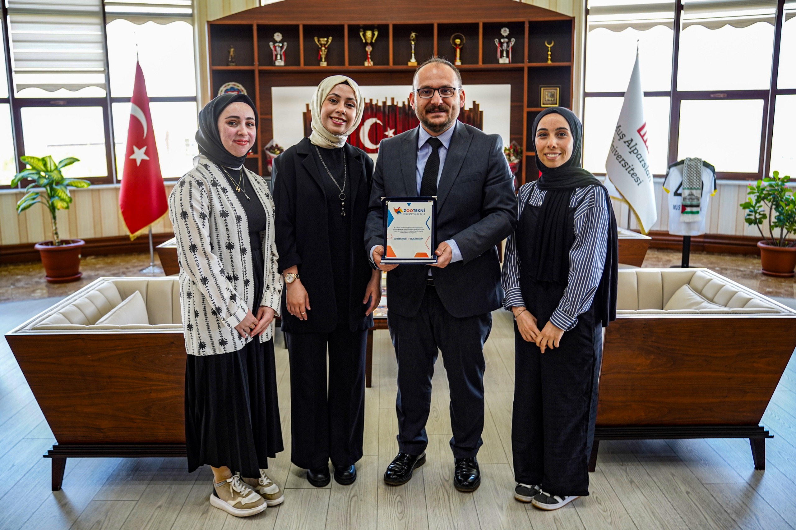 rektorumuz-en-basarili-sozlu-sunum-ikincilik-odulunu-kazanan-ogrencilerimizi-makaminda-agirladi-5169