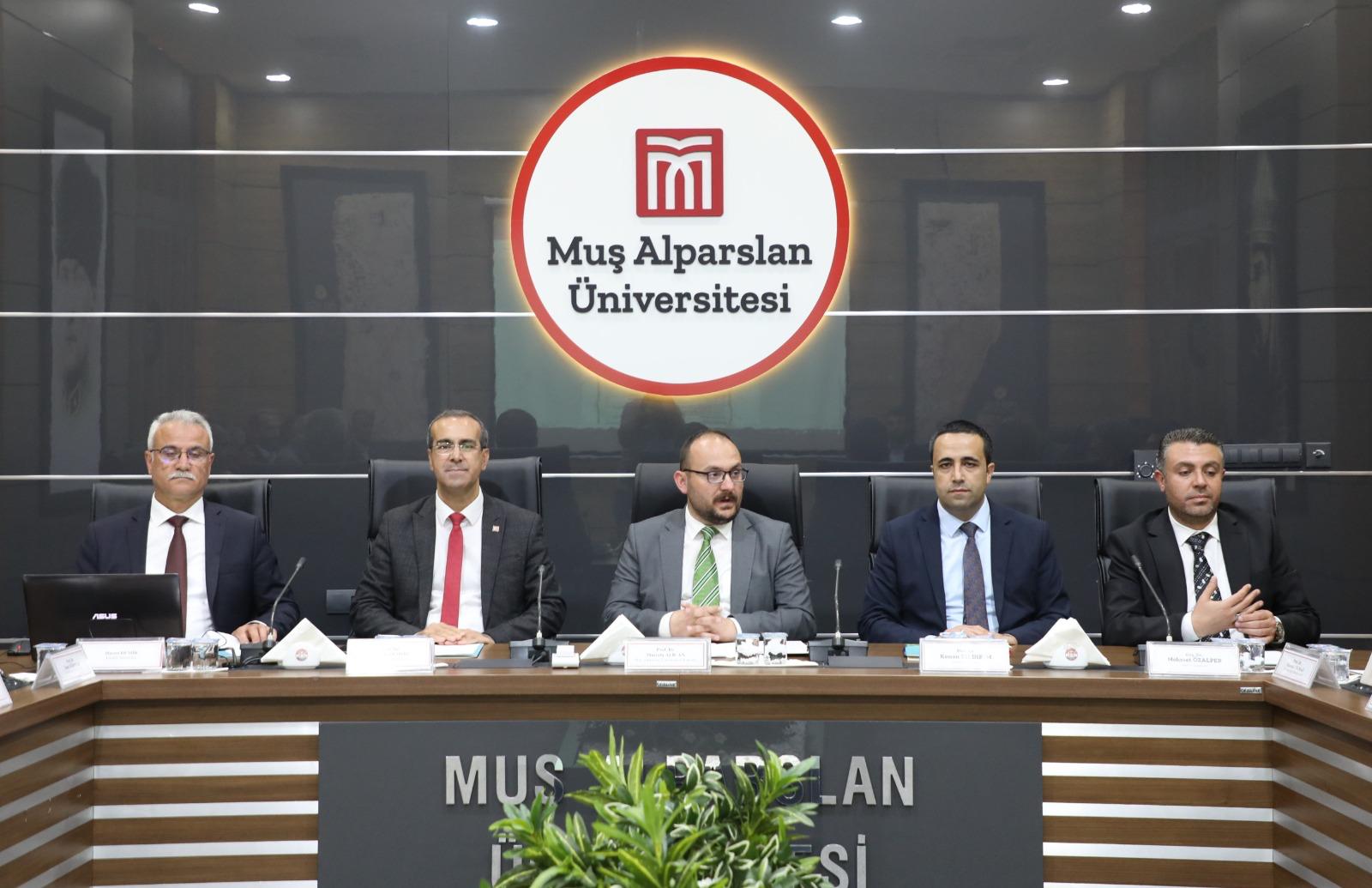 universitemiz-senatosu-toplandi-5200