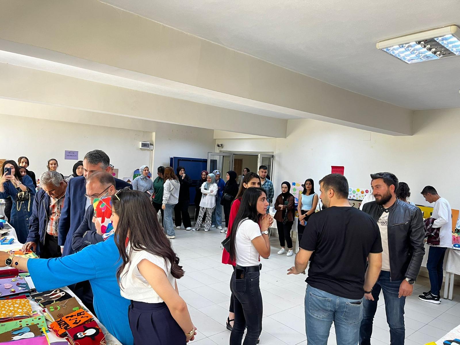 malazgirt-myo-cocuk-gelisimi-programi-ogrencileri-egitim-materyalleri-sergisi-duzenledi-5212