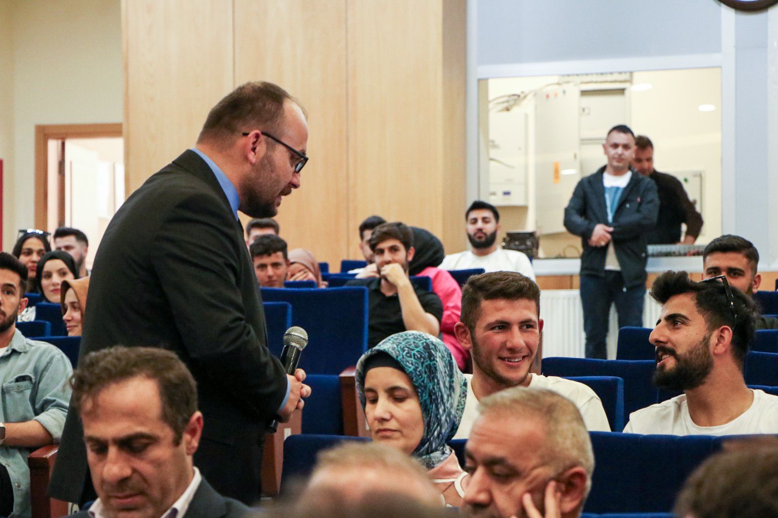 rektorumuz-ogrencilerle-bulusmaya-devam-ediyor-5232