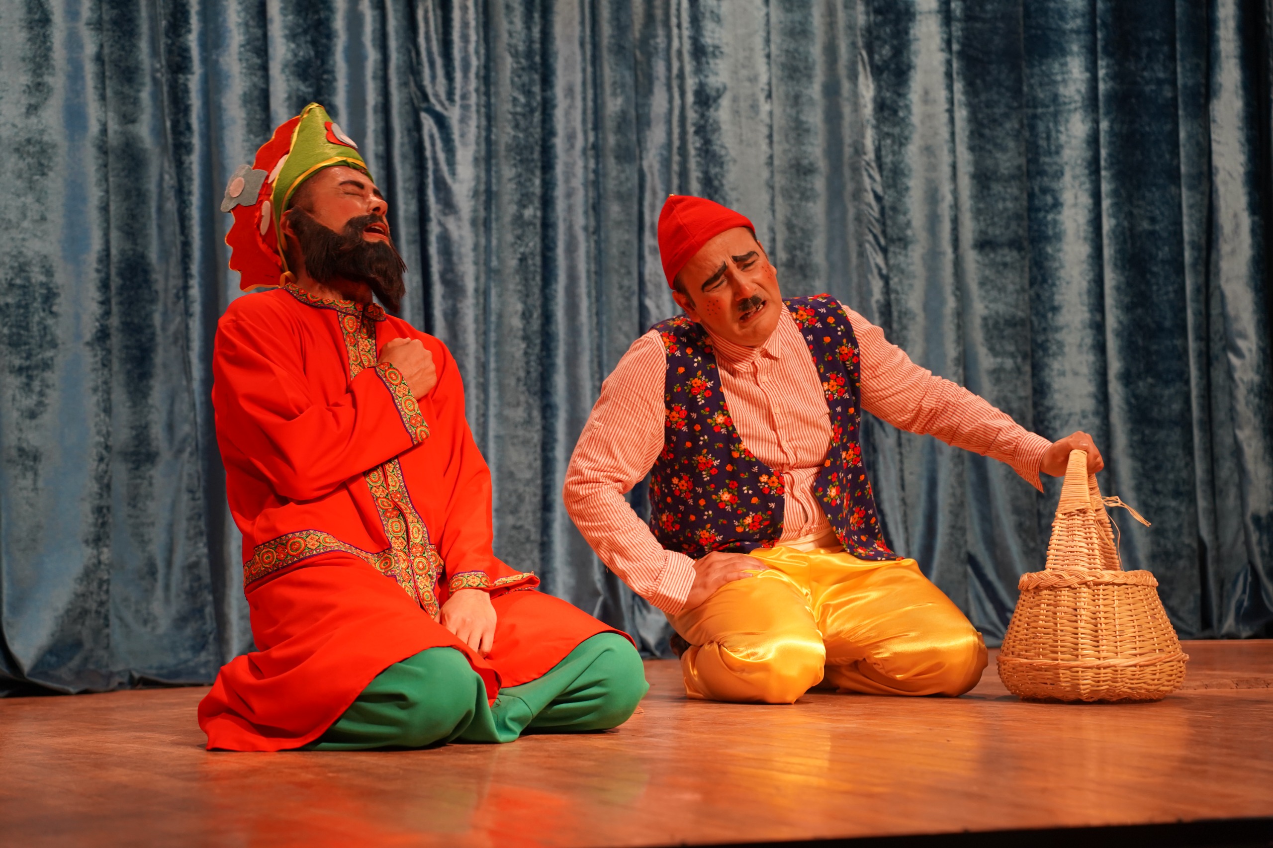 gecmisten-gelecege-fasl-i-sahane-komedi-oyunu-buyuk-ilgi-gordu-5236