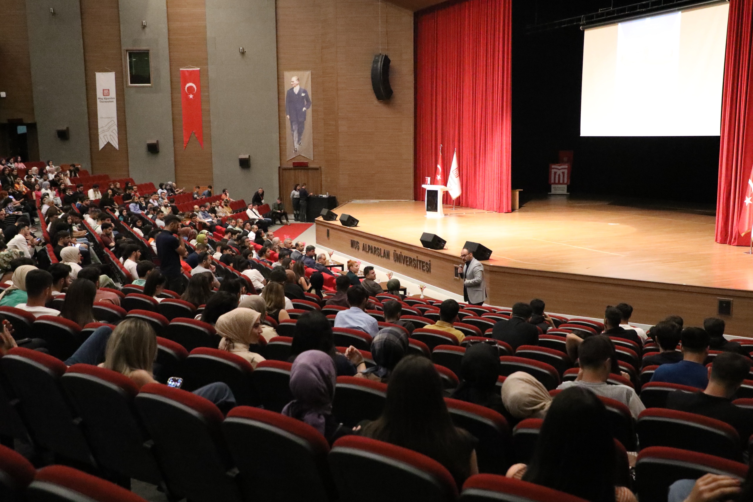 rektorumuz-prof-dr-mustafa-alican-ogrencilerle-bulustu-5237