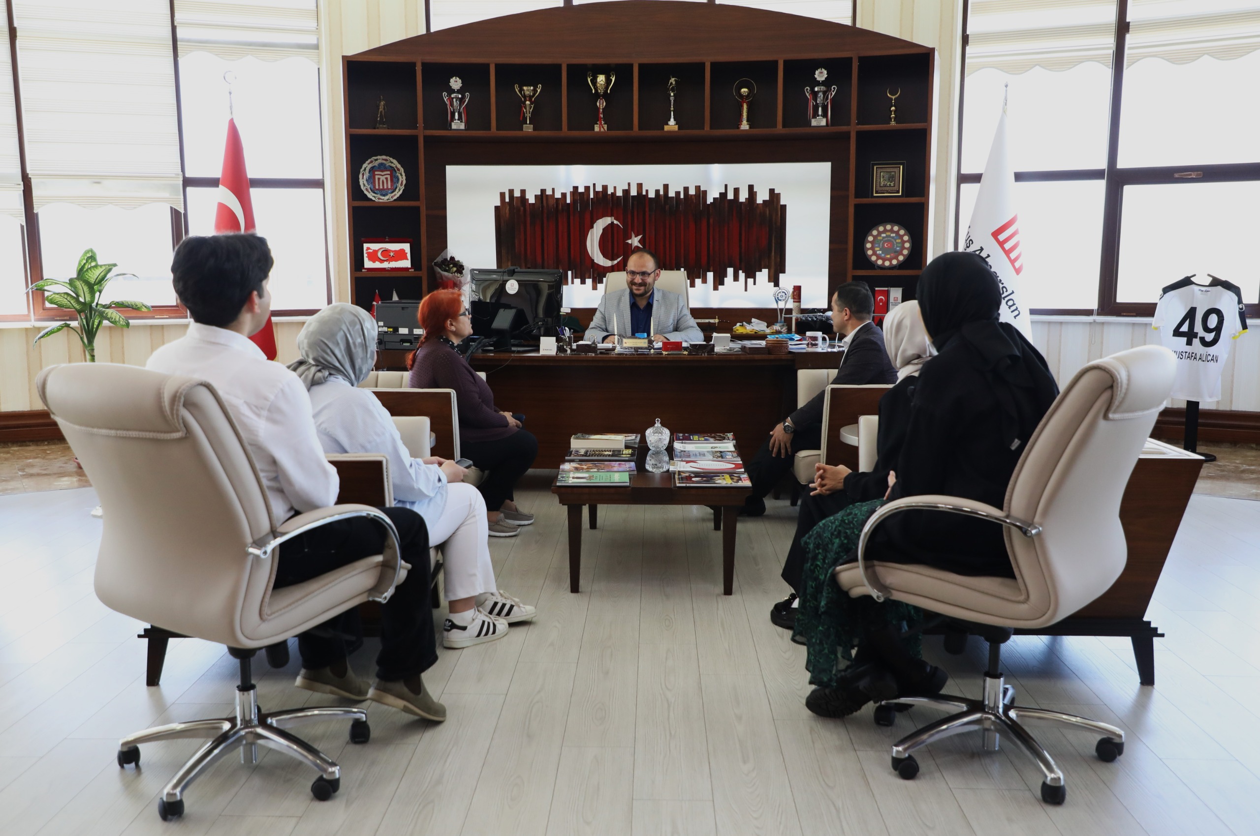 ideal-time-dergisinin-2024-yili-baskisi-rektorumuze-takdim-edildi-5238