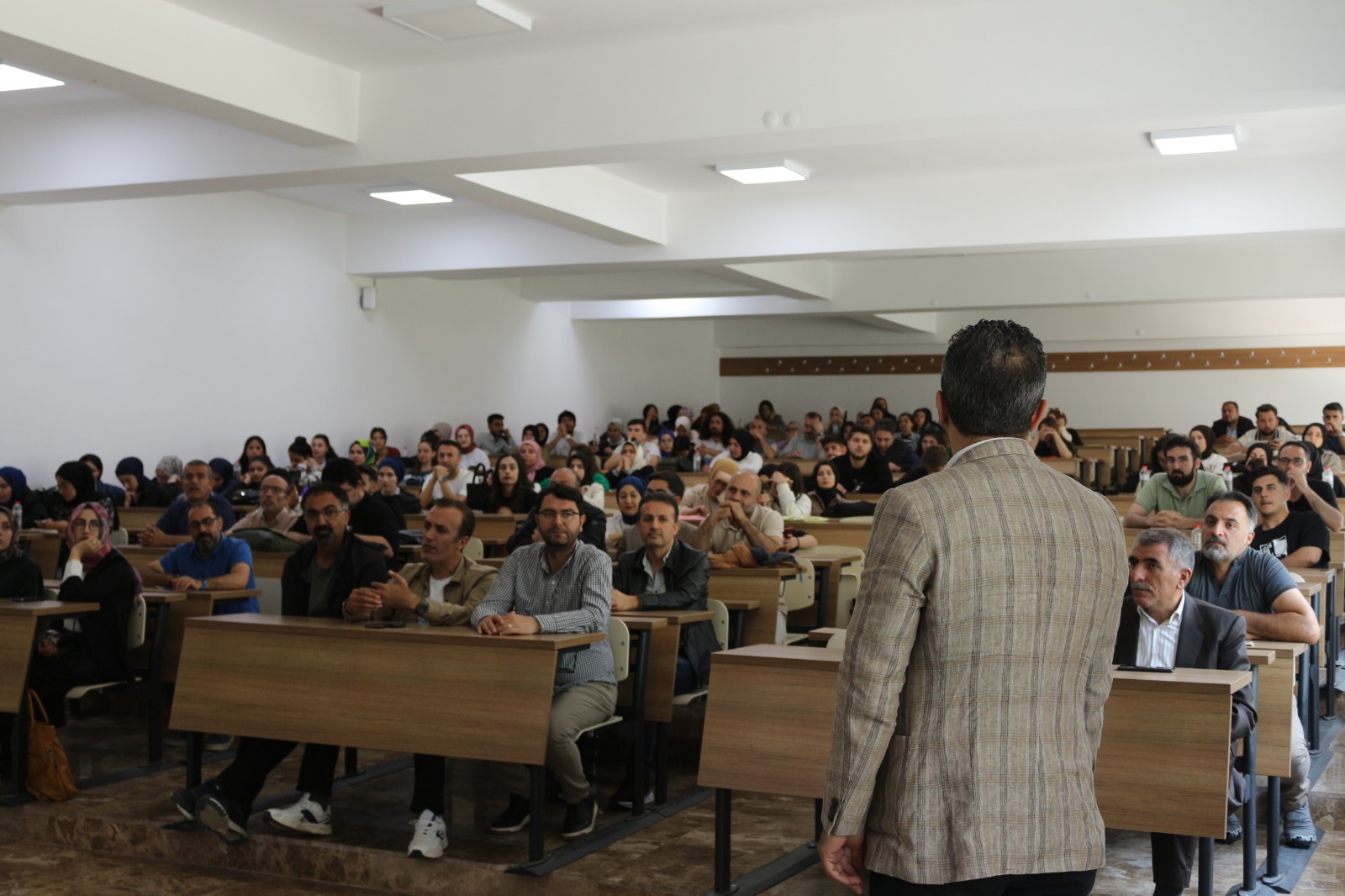 fen-edebiyat-fakultesi-ve-teknik-bilimler-meslek-yuksekokulu-is-birligiyle-yapay-zeka-uygulamalari-semineri-duzenlendi-5253