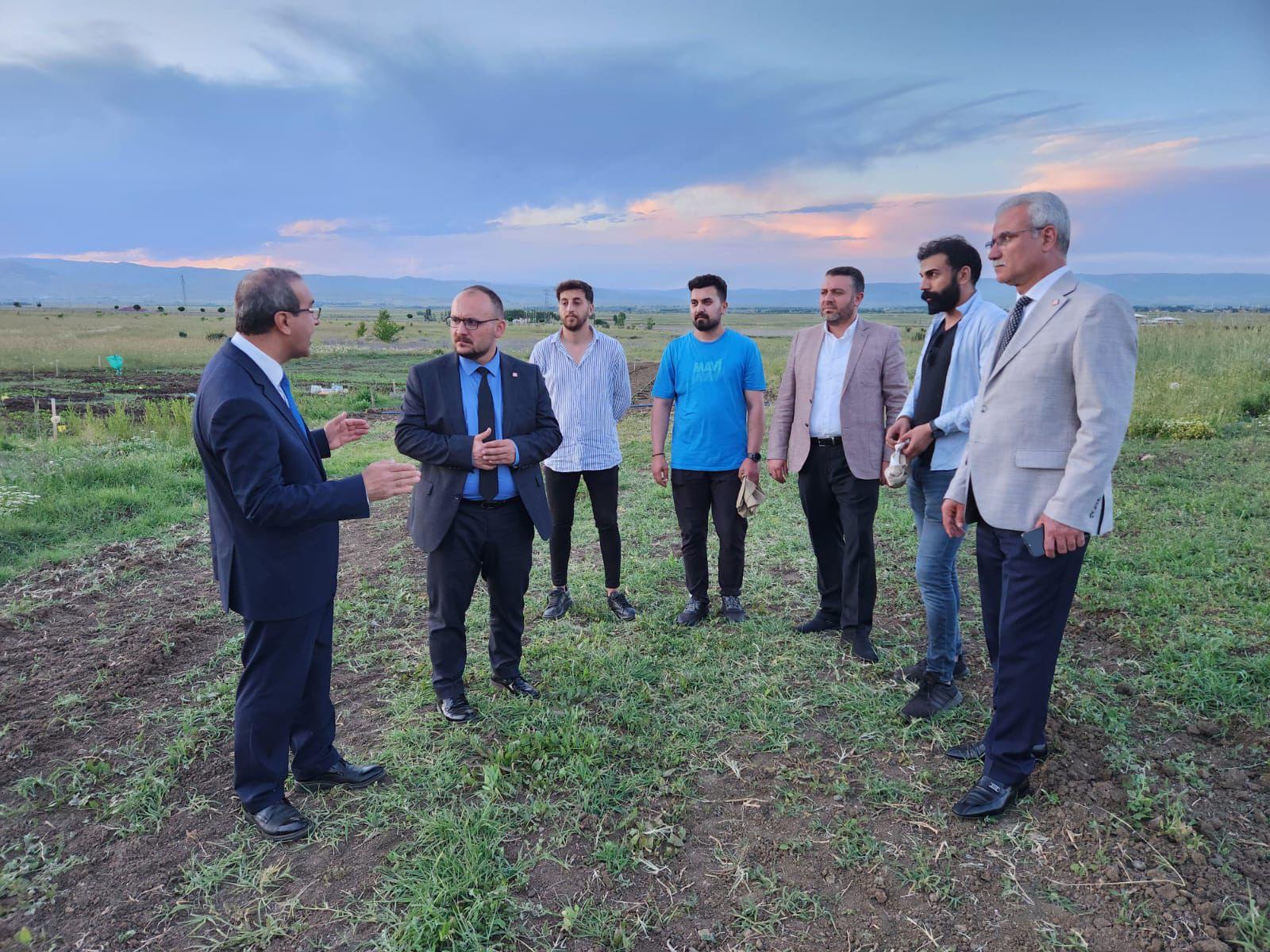 universitemiz-uygulama-ve-deneme-alanlarinda-uretim-amacli-kavun-ve-karpuz-dikimleri-yapildi-5284