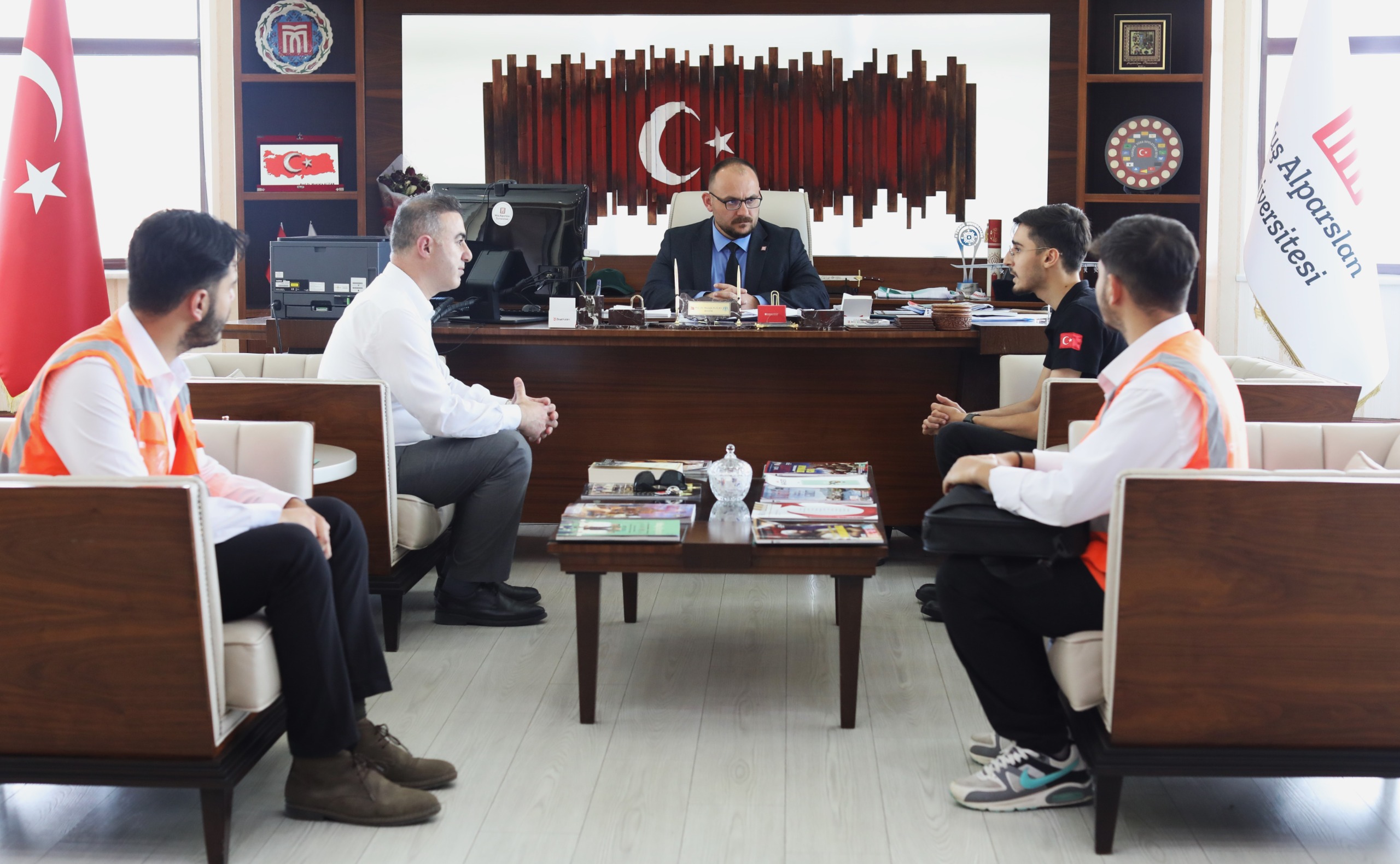 rektorumuze-ogrencilerimizden-ziyaret-5287