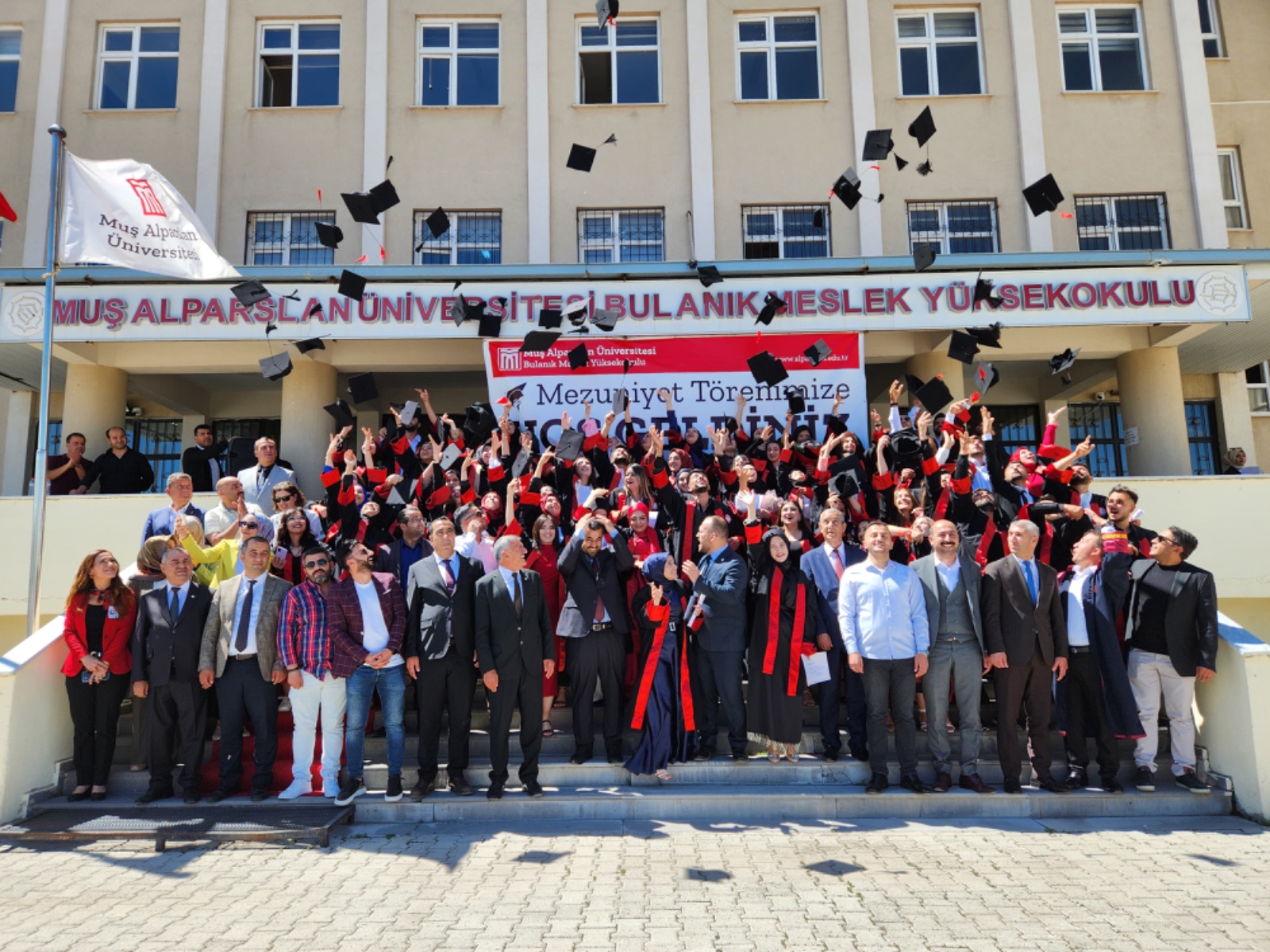 rektorumuz-mezuniyet-torenlerine-katildi-5302