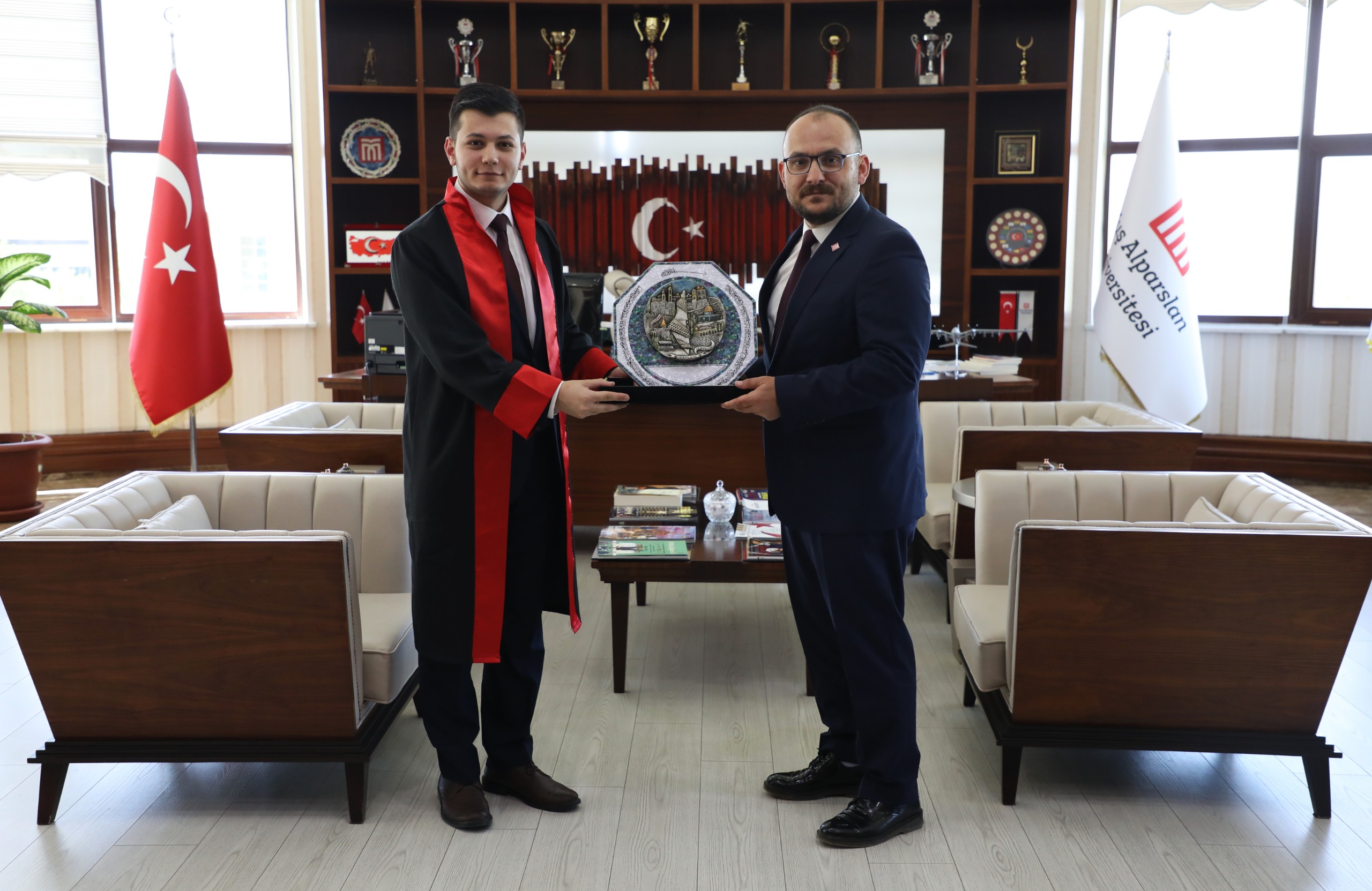 filistinli-ogrencimizden-rektorumuze-veda-ziyareti-5303