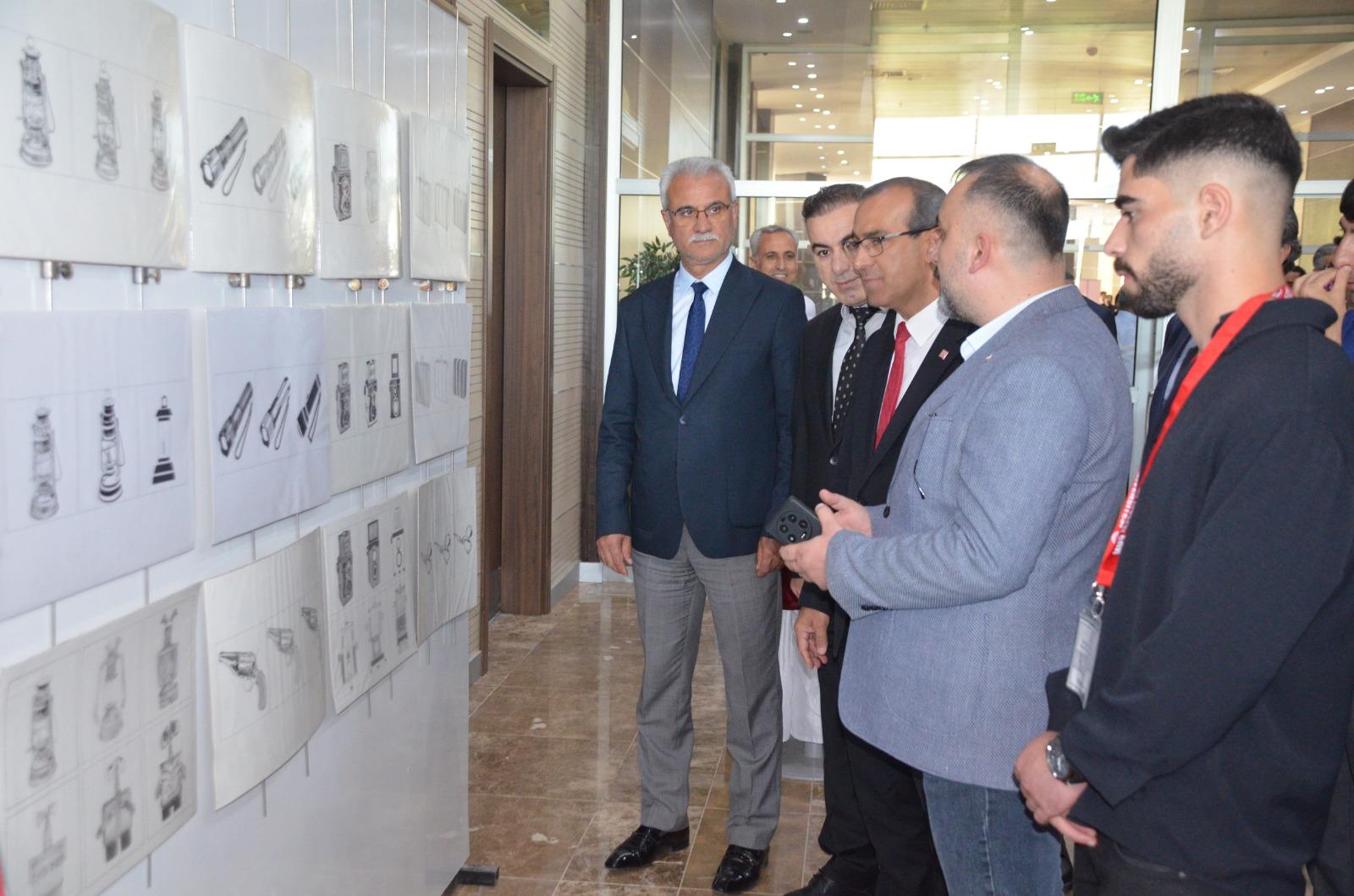 grafik-tasarimi-programi-ogrencilerinden-yil-sonu-sergisi-5311