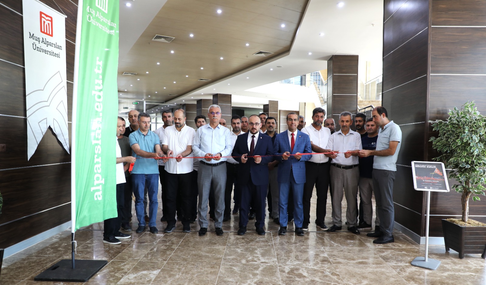 universitemizde-15-temmuz-temali-fotograf-sergisi-ve-kitap-kosesi-acildi-5371