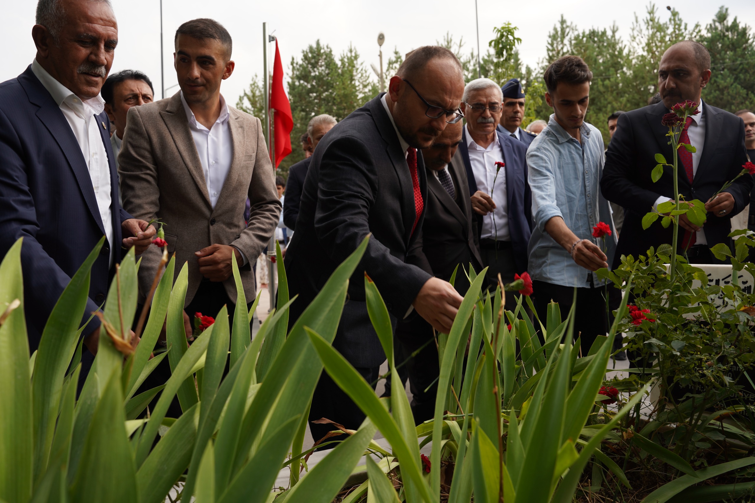 15-temmuz-anma-programlari-kapsaminda-sehitlik-ziyareti-gerceklestirildi-5384