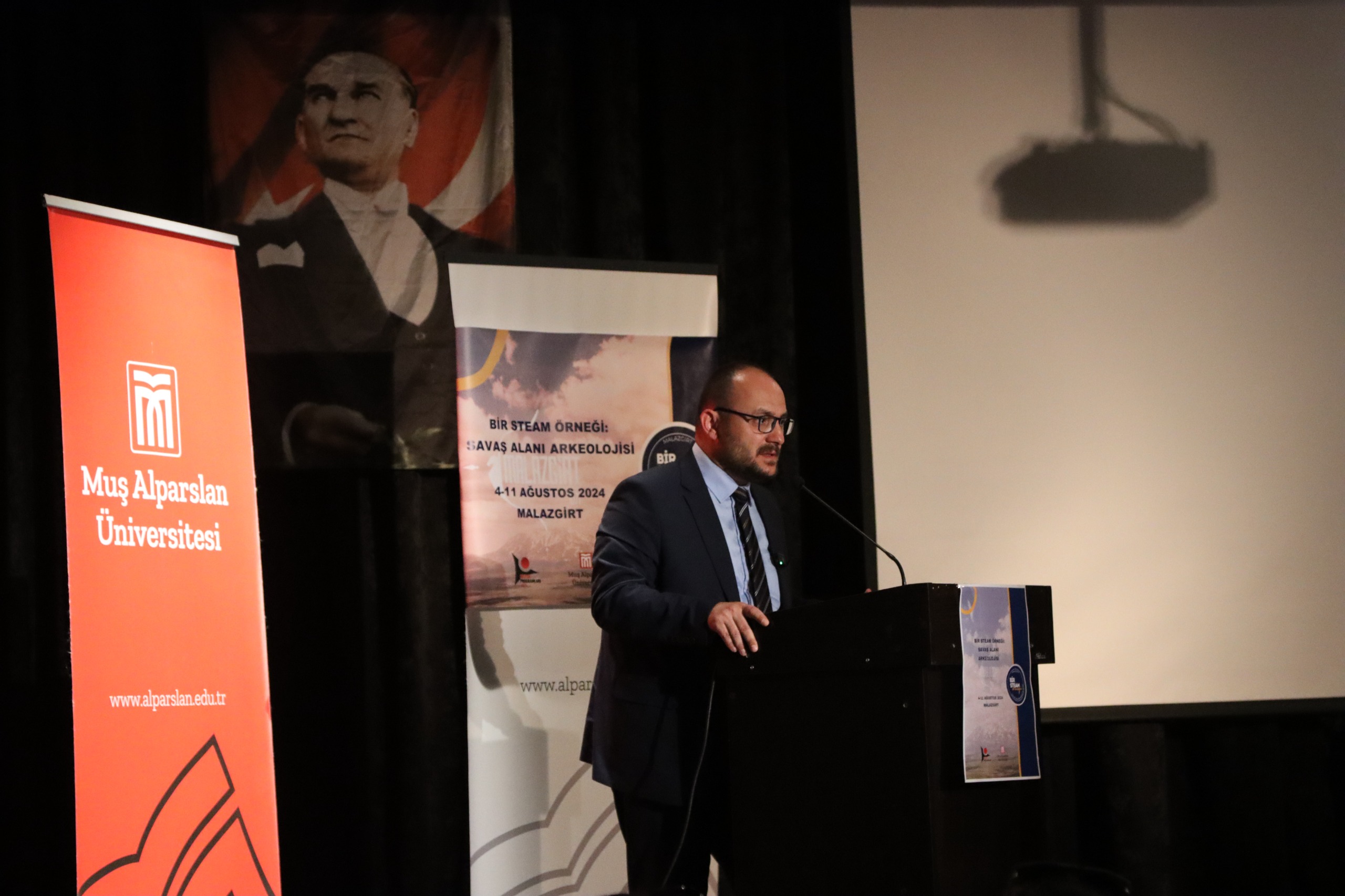 rektorumuz-malazgirtte-duzenlenen-steam-egitim-programina-katildi-5459