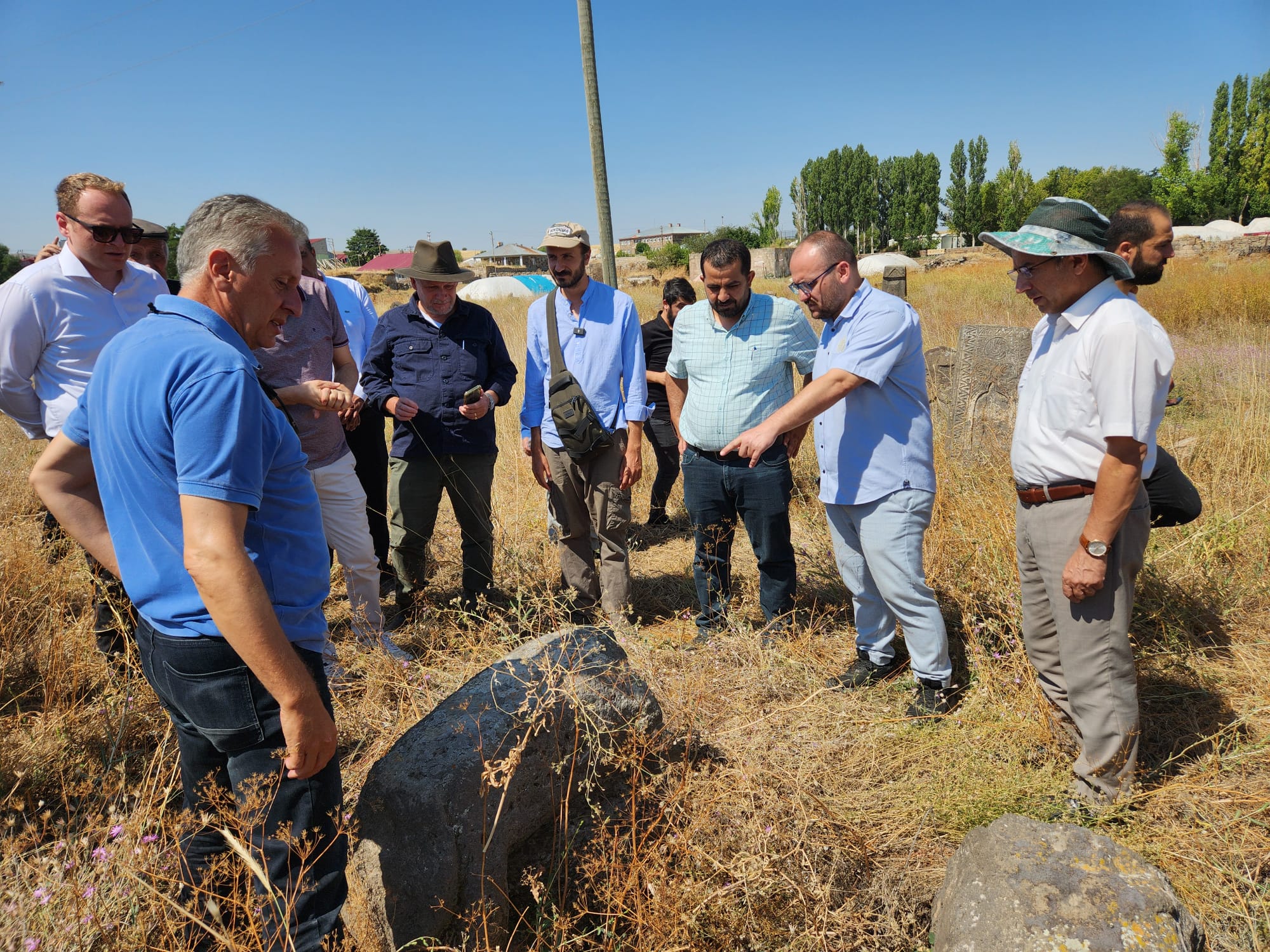 rektorumuz-mollakent-koyundeki-tarihi-mezarlikta-incelemelerde-bulundu-5466