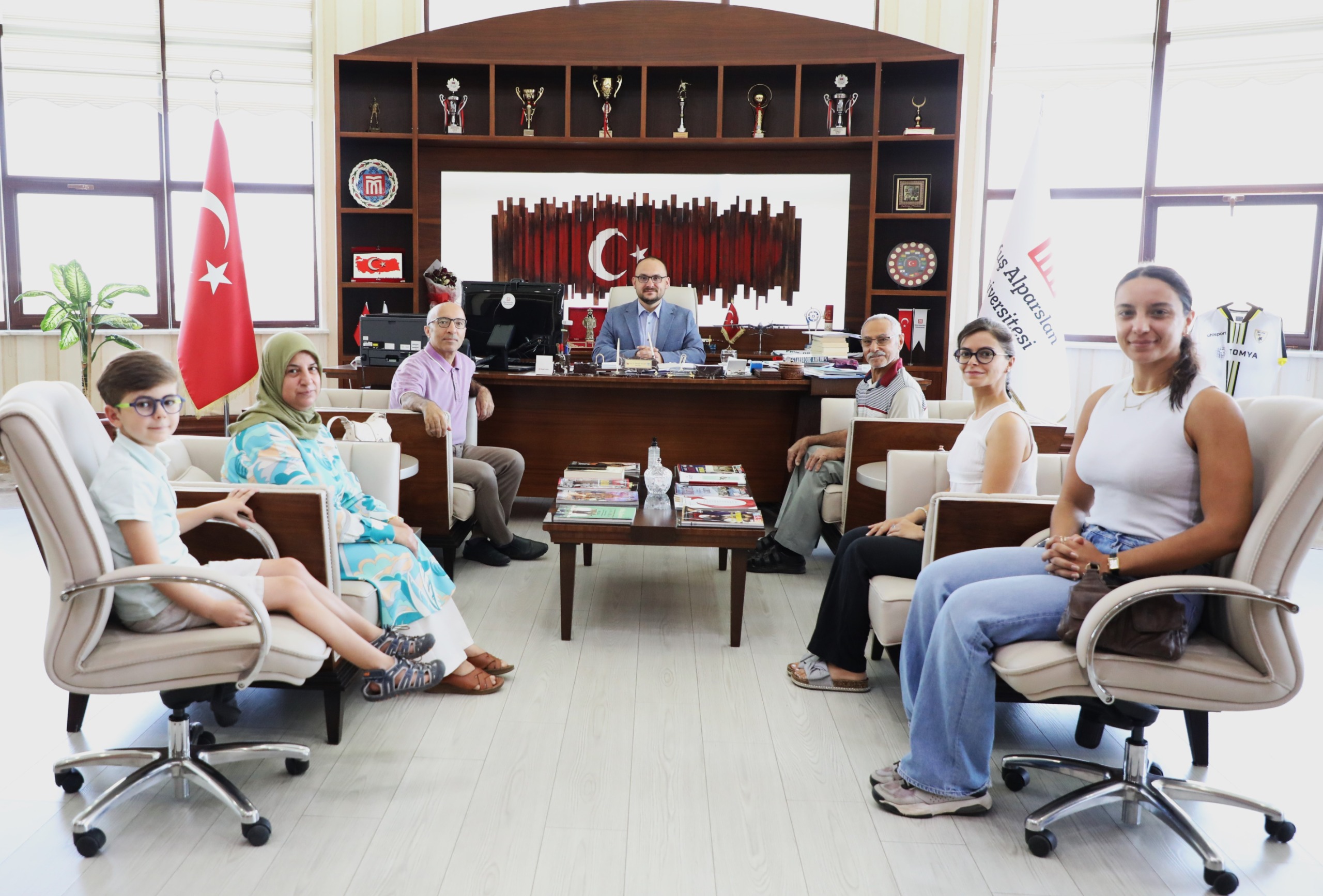 iletisim-fakultesi-dekani-prof-dr-kara-ve-ailesinden-rektorumuze-ziyaret-5504