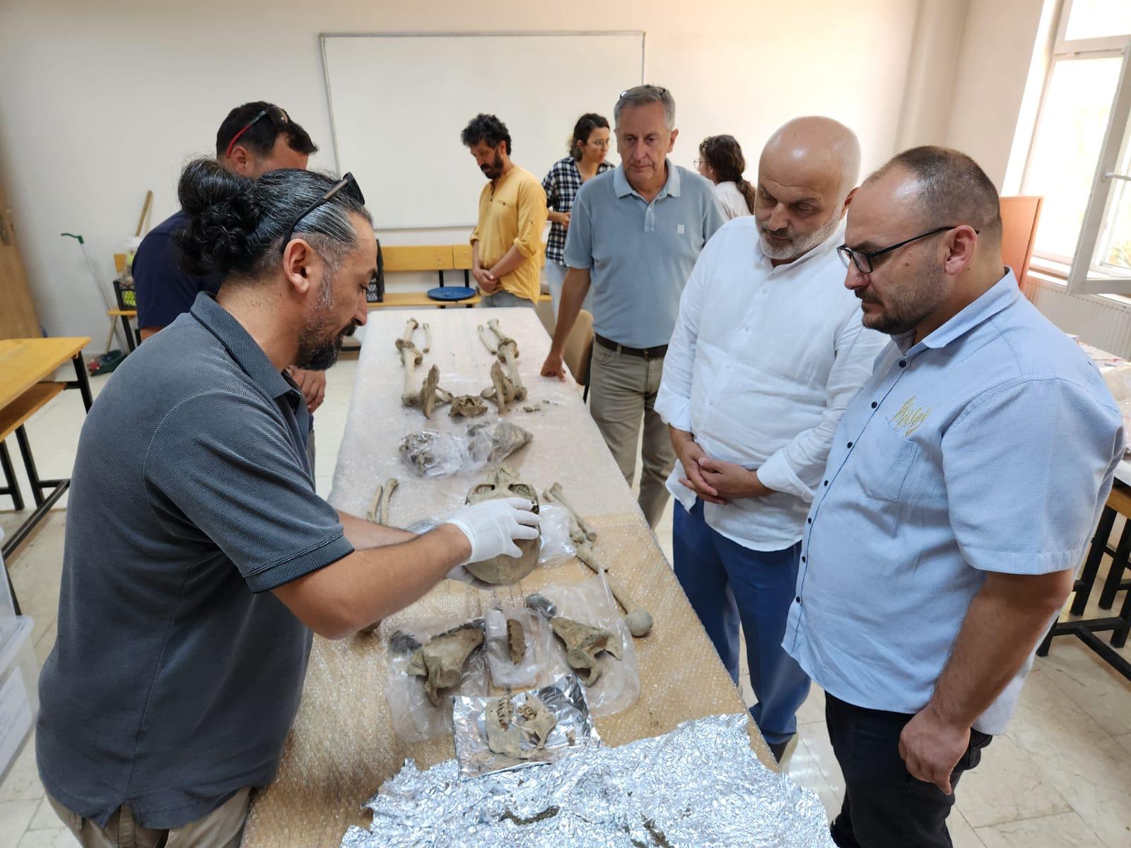 rektorumuz-malazgirt-projesi-buluntularini-inceledi-5508