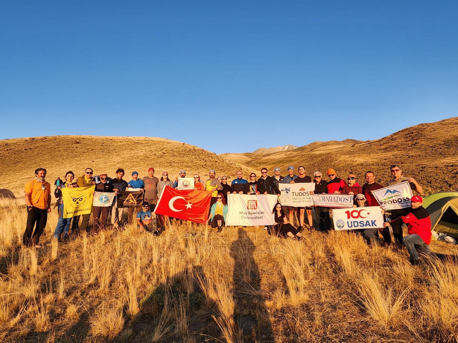 rektorumuz-malazgirt-zaferinin-953uncu-yil-donumu-anisina-duzenlenen-suphan-dagi-tirmanisina-katildi-5509