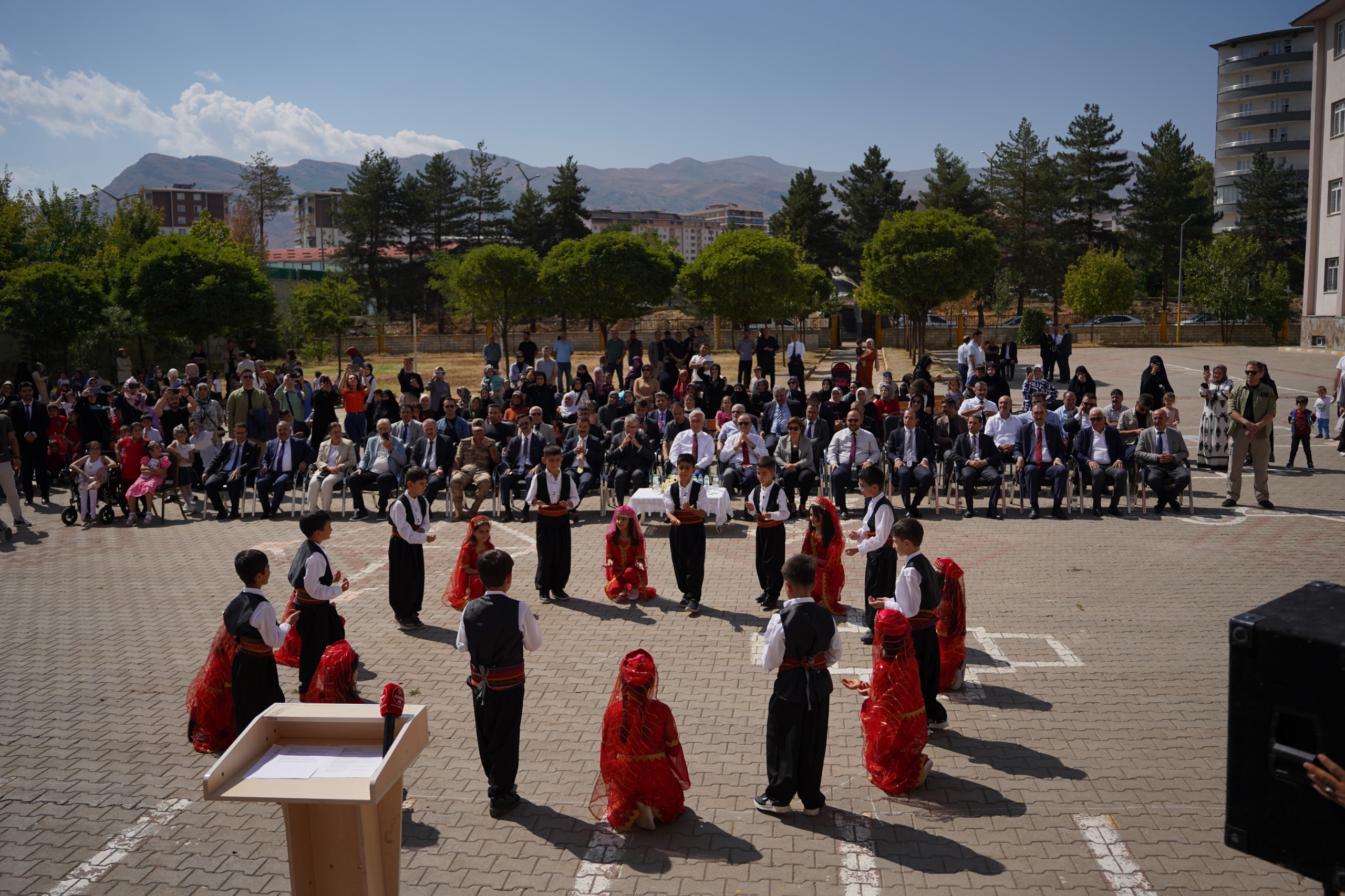 rektorumuz-ilkogretim-haftasi-kutlama-programina-katildi-5547