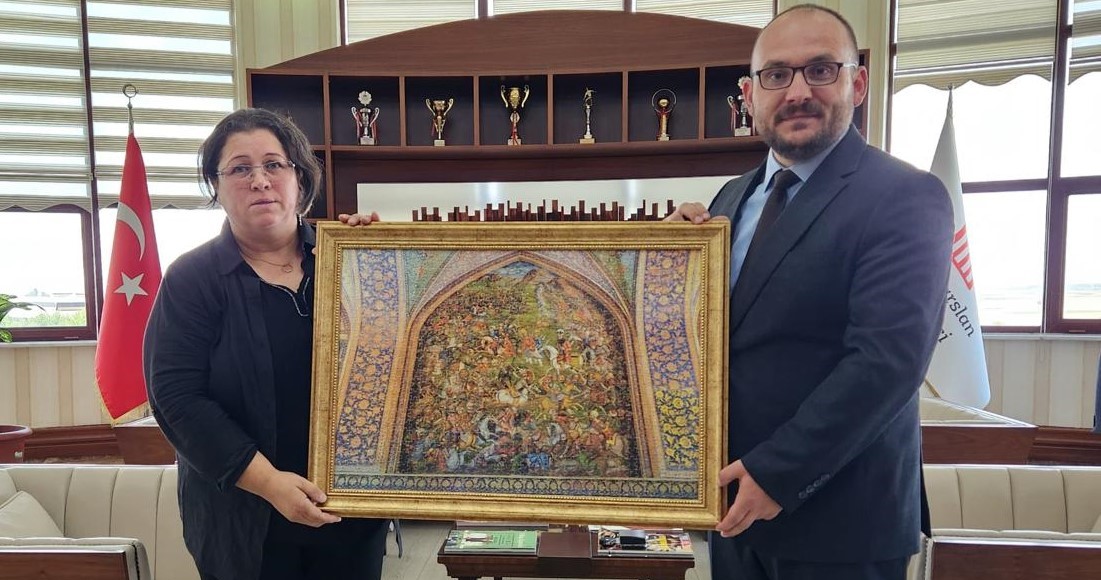 doc-dr-zeliha-tekinden-rektorumuze-anlamli-hediye-5555