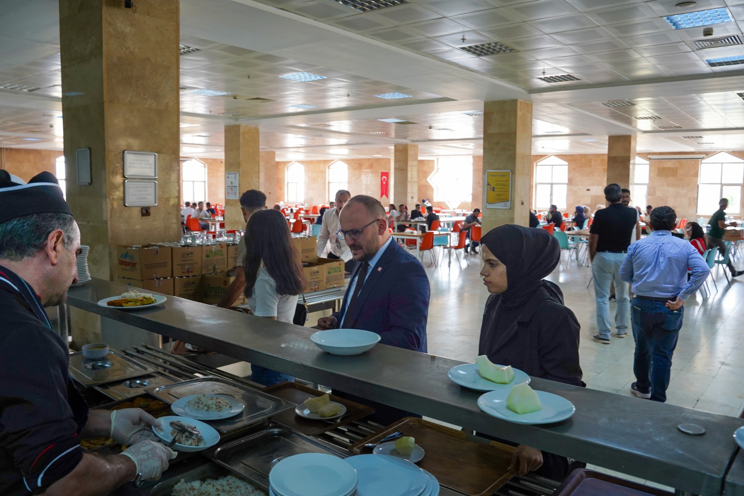 rektorumuz-yeni-egitim-ogretim-doneminde-yemekhanede-ogrencilerle-bir-araya-geldi-5568