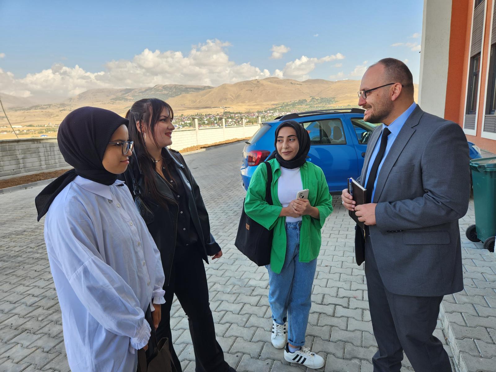 rektorumuz-varto-meslek-yuksekokulu-ogrencilerini-karsiladi-5574