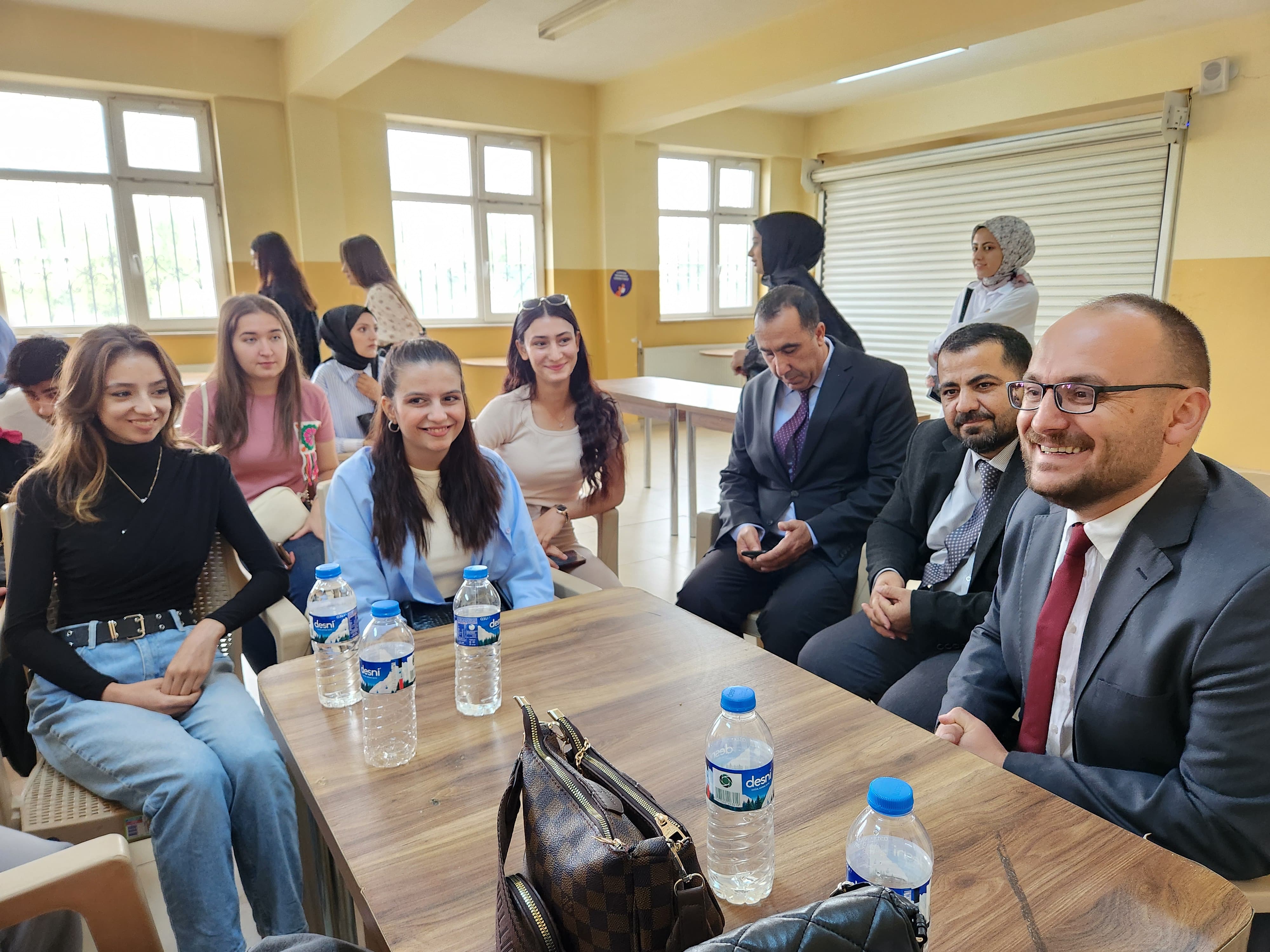 rektorumuz-prof-dr-mustafa-alican-bulanik-meslek-yuksekokulu-ogrencileriyle-bir-araya-geldi-5588