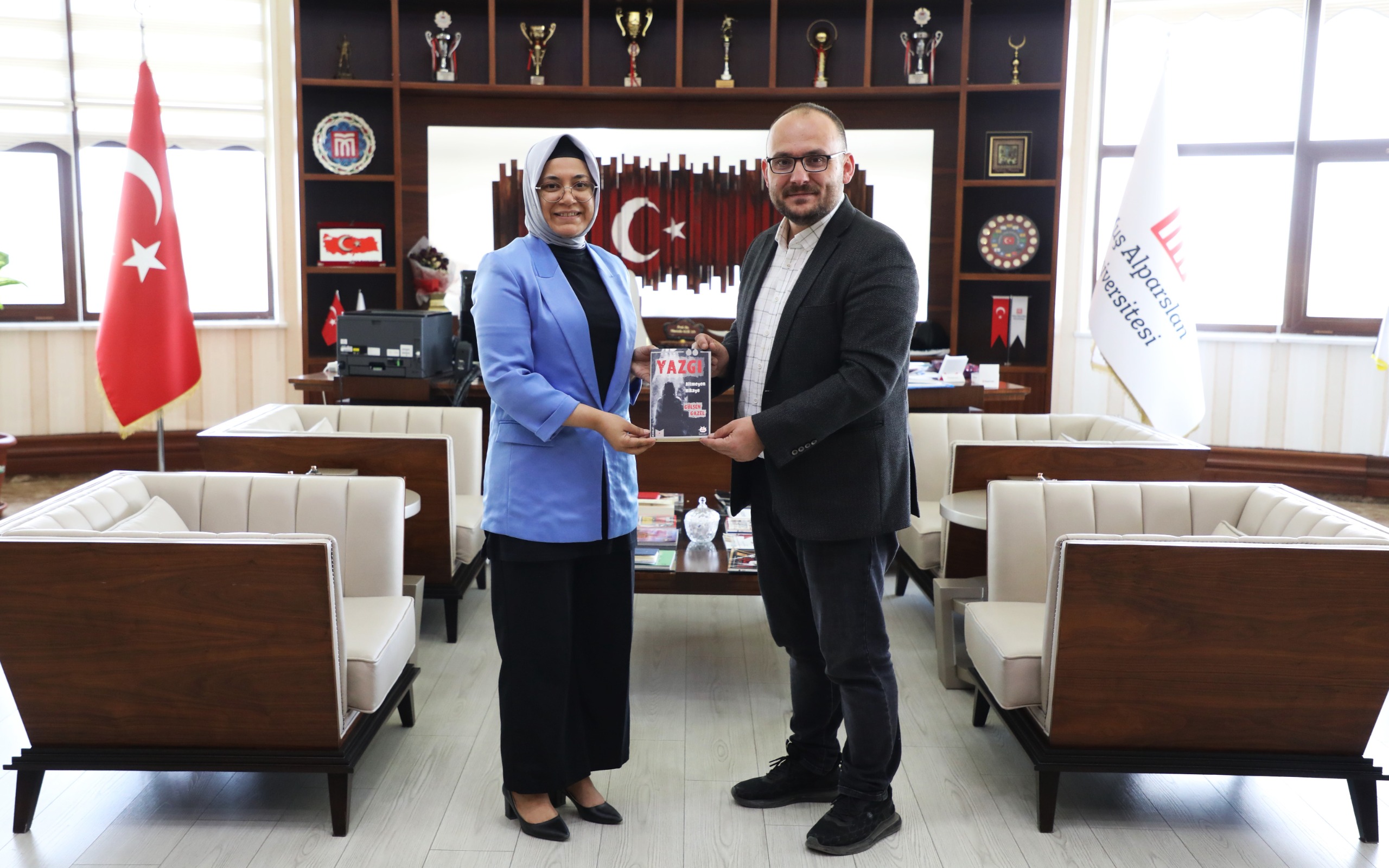 prof-dr-zeliha-tekin-ve-yazar-gulsen-gazelden-rektorumuze-ziyaret-5598