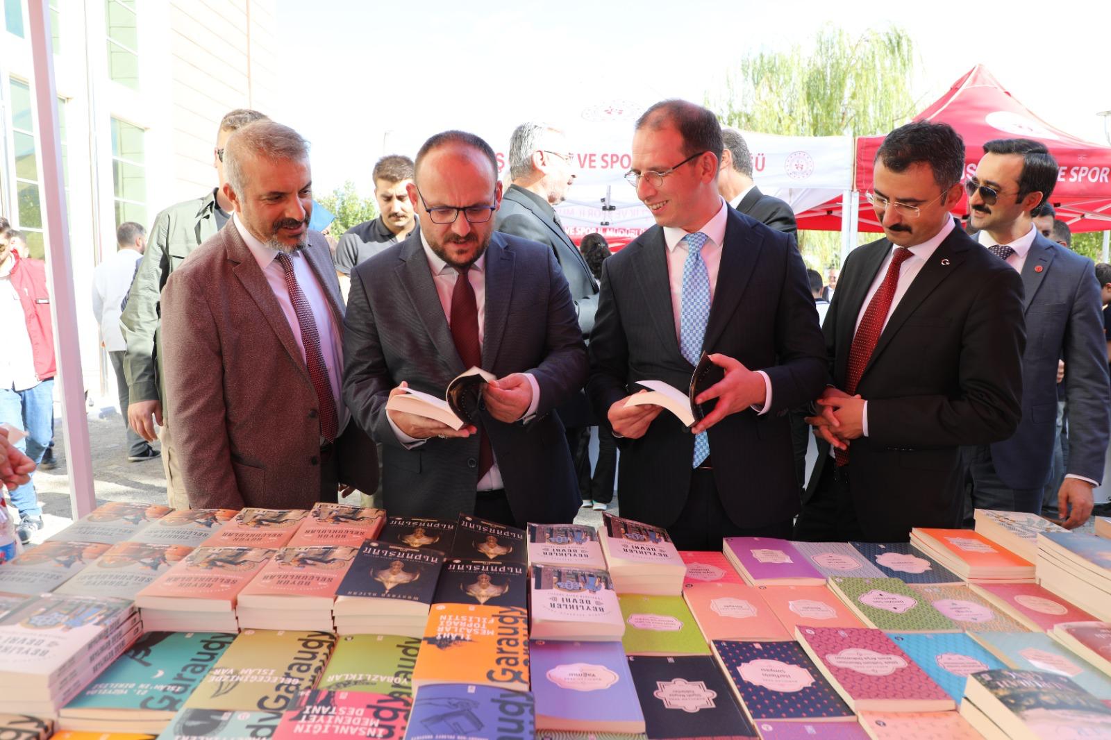 2-mus-kitap-gunleri-coskulu-bir-acilisla-basladi-5669