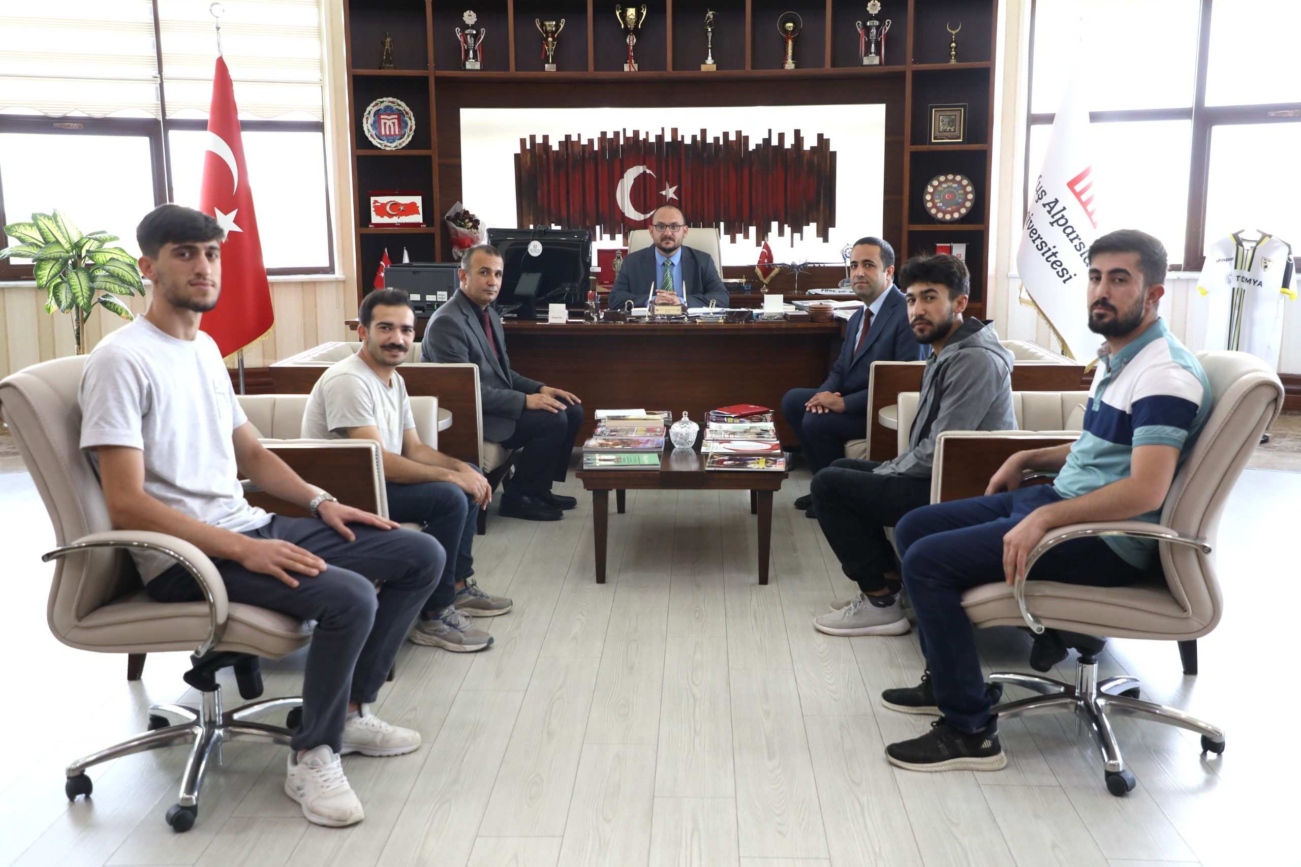 universitemize-yeni-atanan-memurlardan-rektorumuze-nezaket-ziyareti-5679
