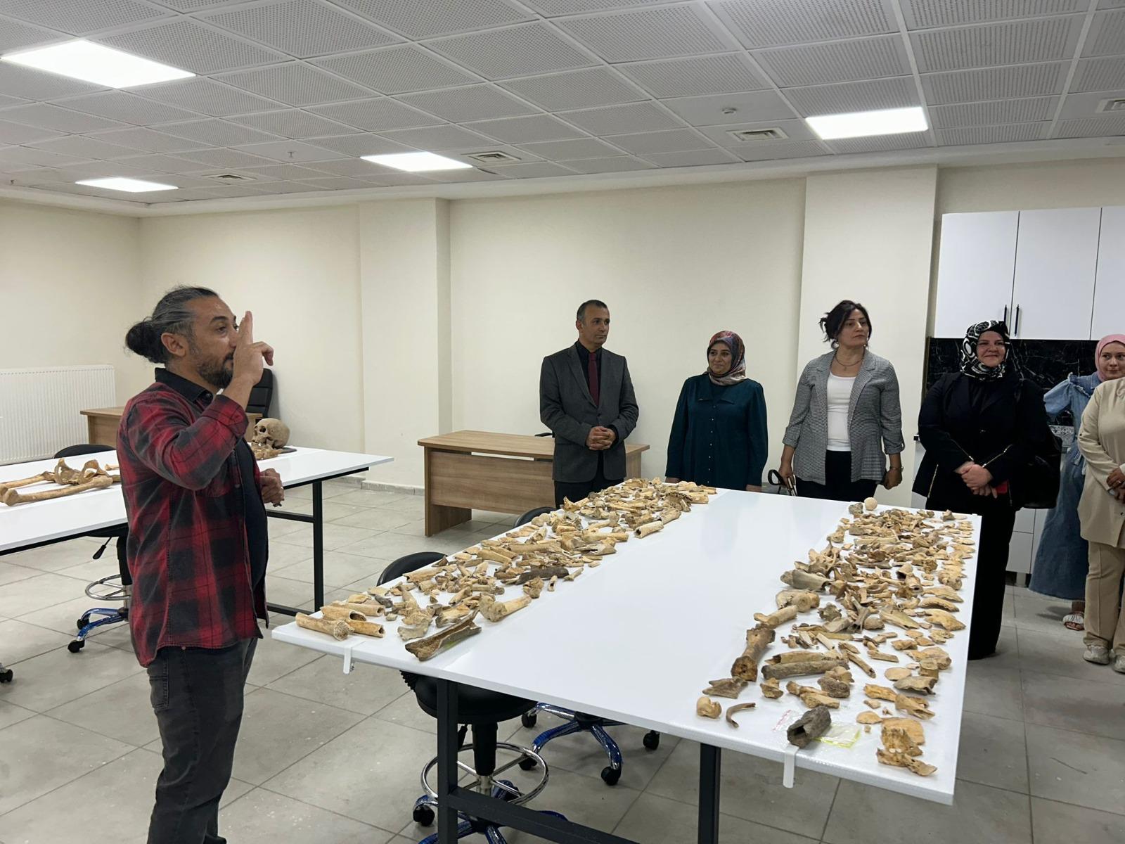 ogrencilerimiz-ve-gesom-yetkilileri-semam-antropoloji-ve-antik-dna-laboratuvarini-ziyaret-etti-5703