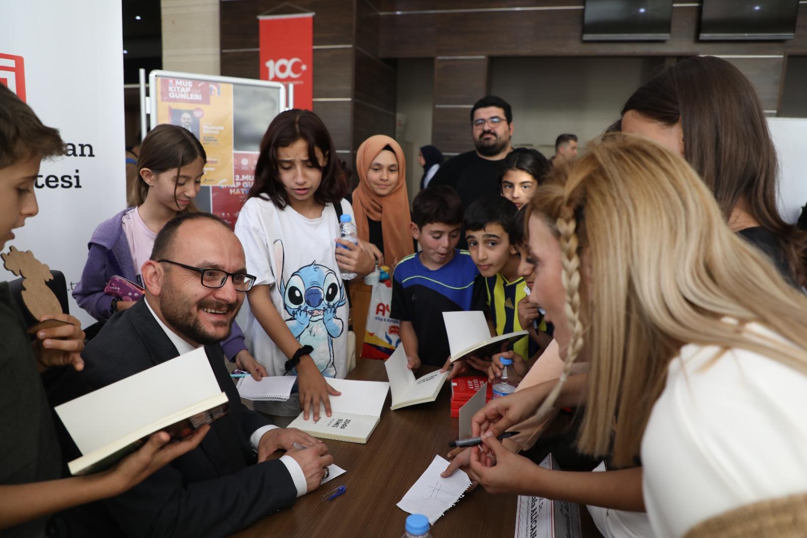2-mus-kitap-gunlerinde-rektorumuzden-soylesi-ve-imza-etkinligi-5723