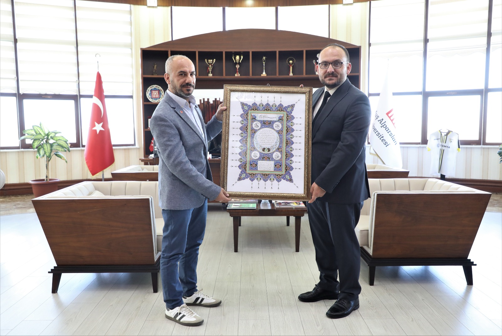 el-sanatlari-bolumu-ogretim-elemanlarimizdan-rektorumuze-ziyaret-5725