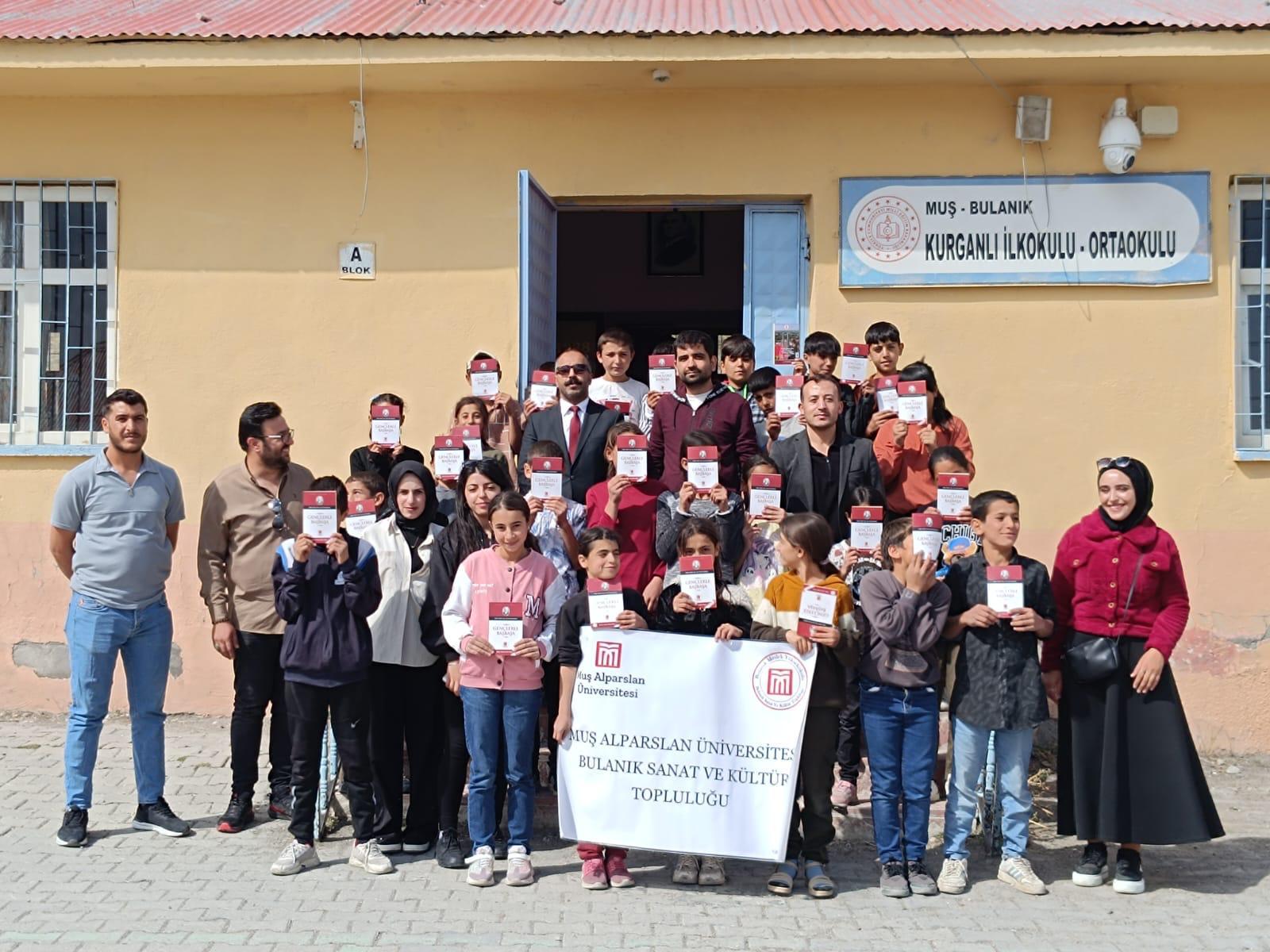 gelecegin-okurlarina-bir-kitap-bizden-bulanikta-ilkokul-ogrencilerine-kitap-hediye-edildi-5740