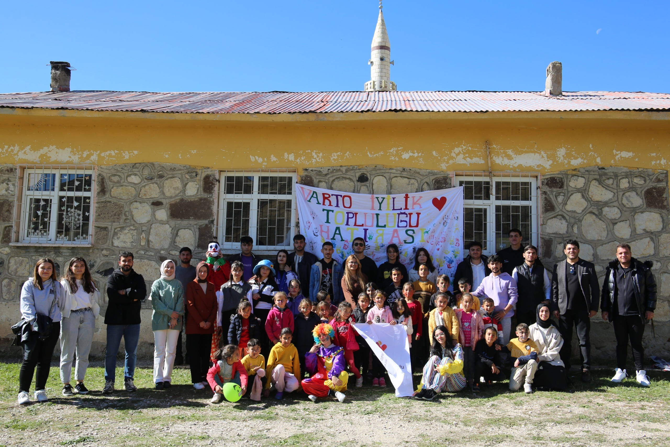 varto-iyilik-toplulugu-koy-cocuklarina-sinema-ve-oyun-keyfi-yasatiyor-5891