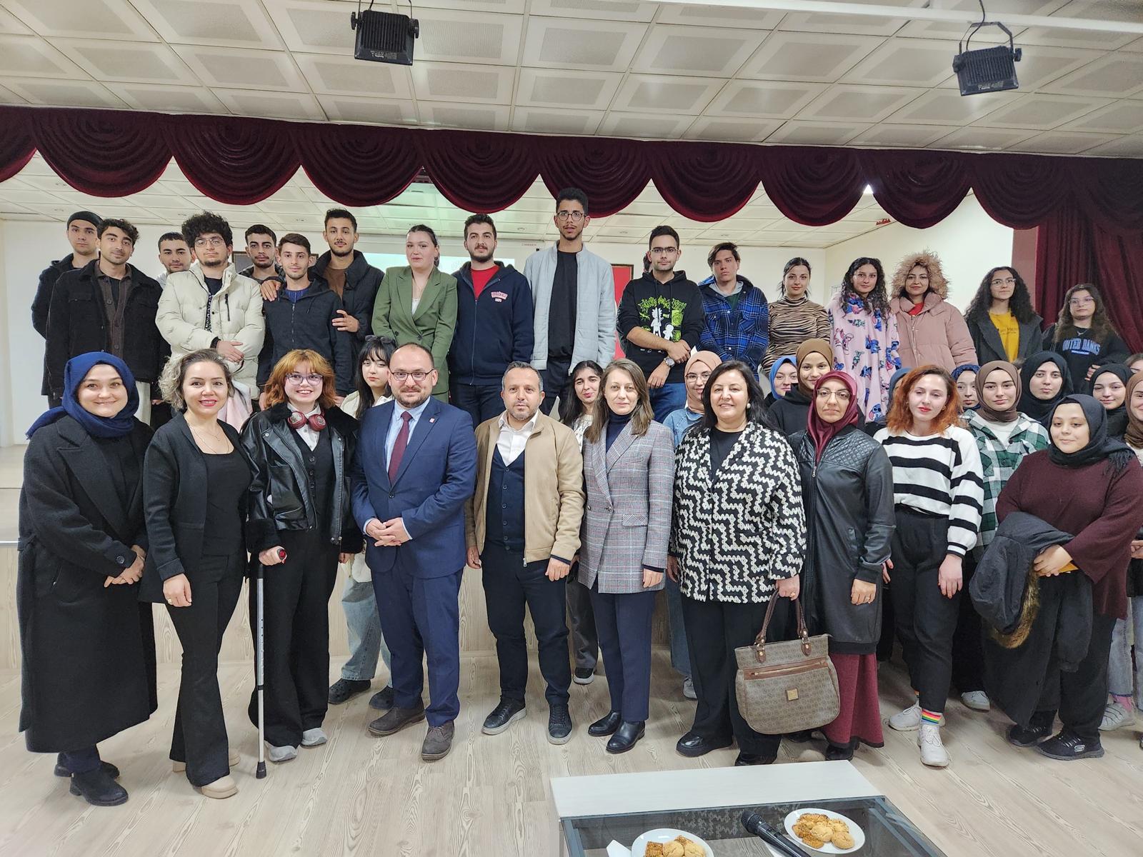 rektorumuz-genclerle-bas-basa-5991