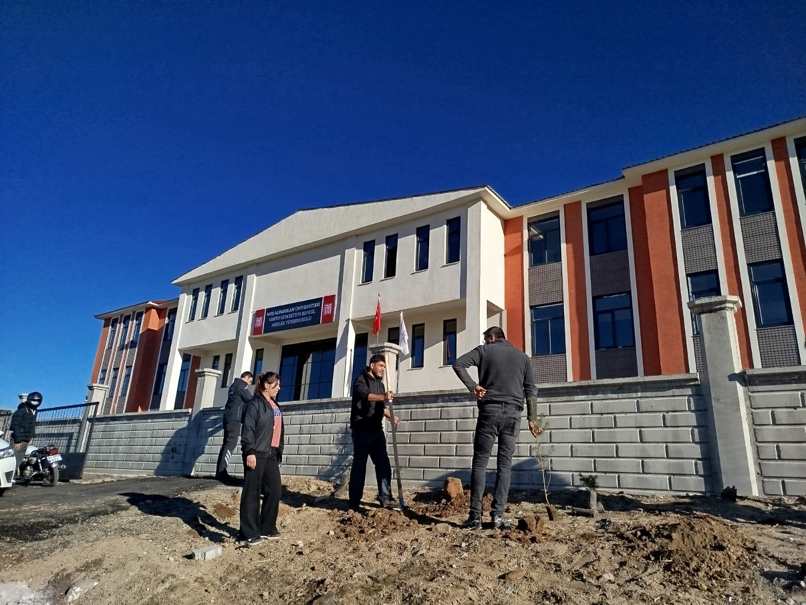 varto-giyasettin-bingol-meslek-yuksekokulunda-11-kasim-milli-agaclandirma-gunu-etkinligi-gelecege-nefes-insanliga-nefes-5999