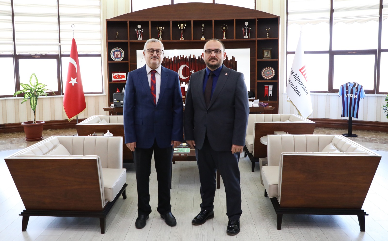 dr-ogr-uyesi-ahmet-yenikalaycidan-rektorumuze-ziyaret-6002