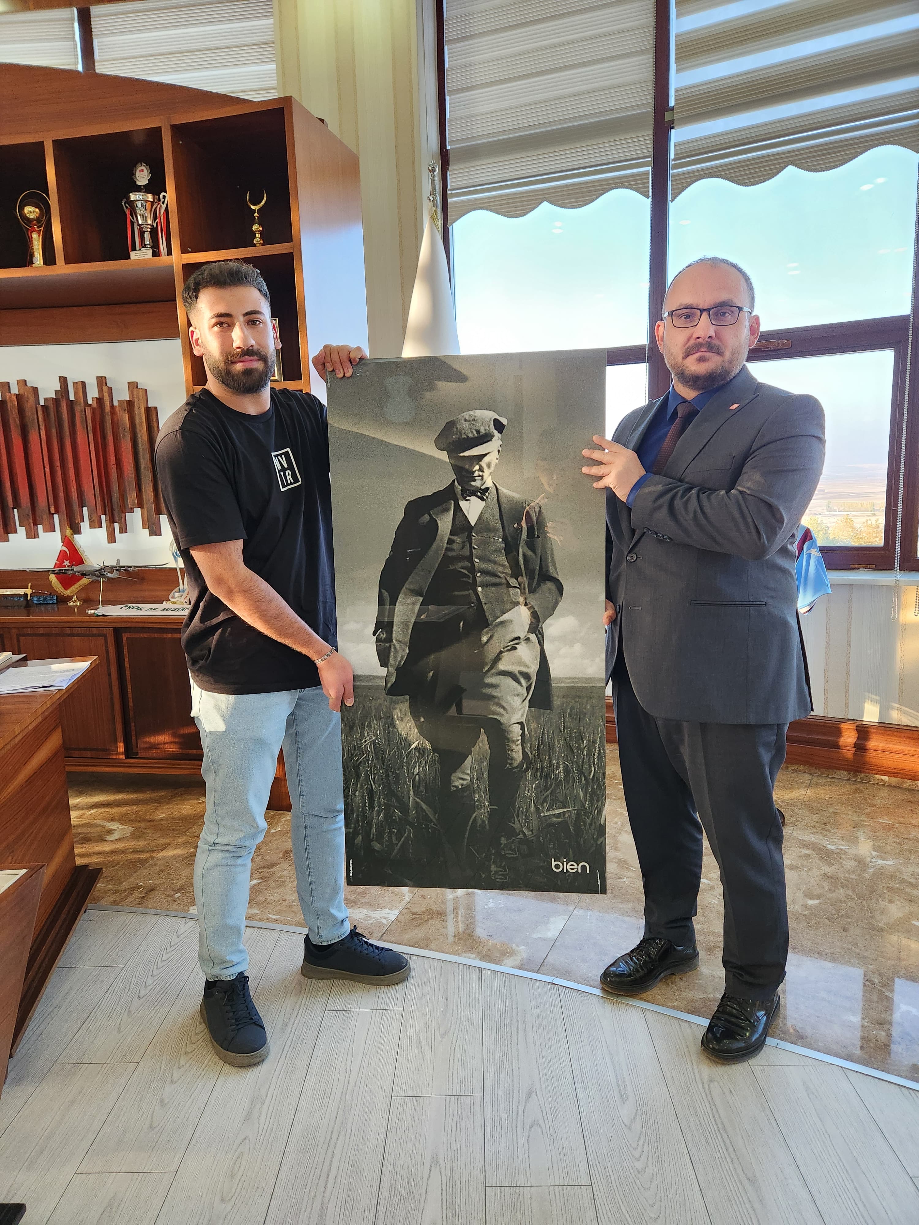 seramik-depodan-rektorumuze-anlamli-hediye-6006