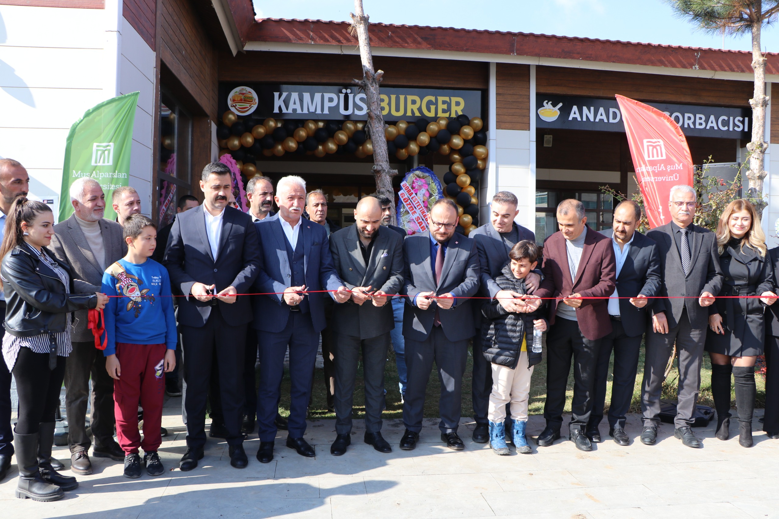 rektorumuz-kampus-burger-acilis-torenine-katildi-6007