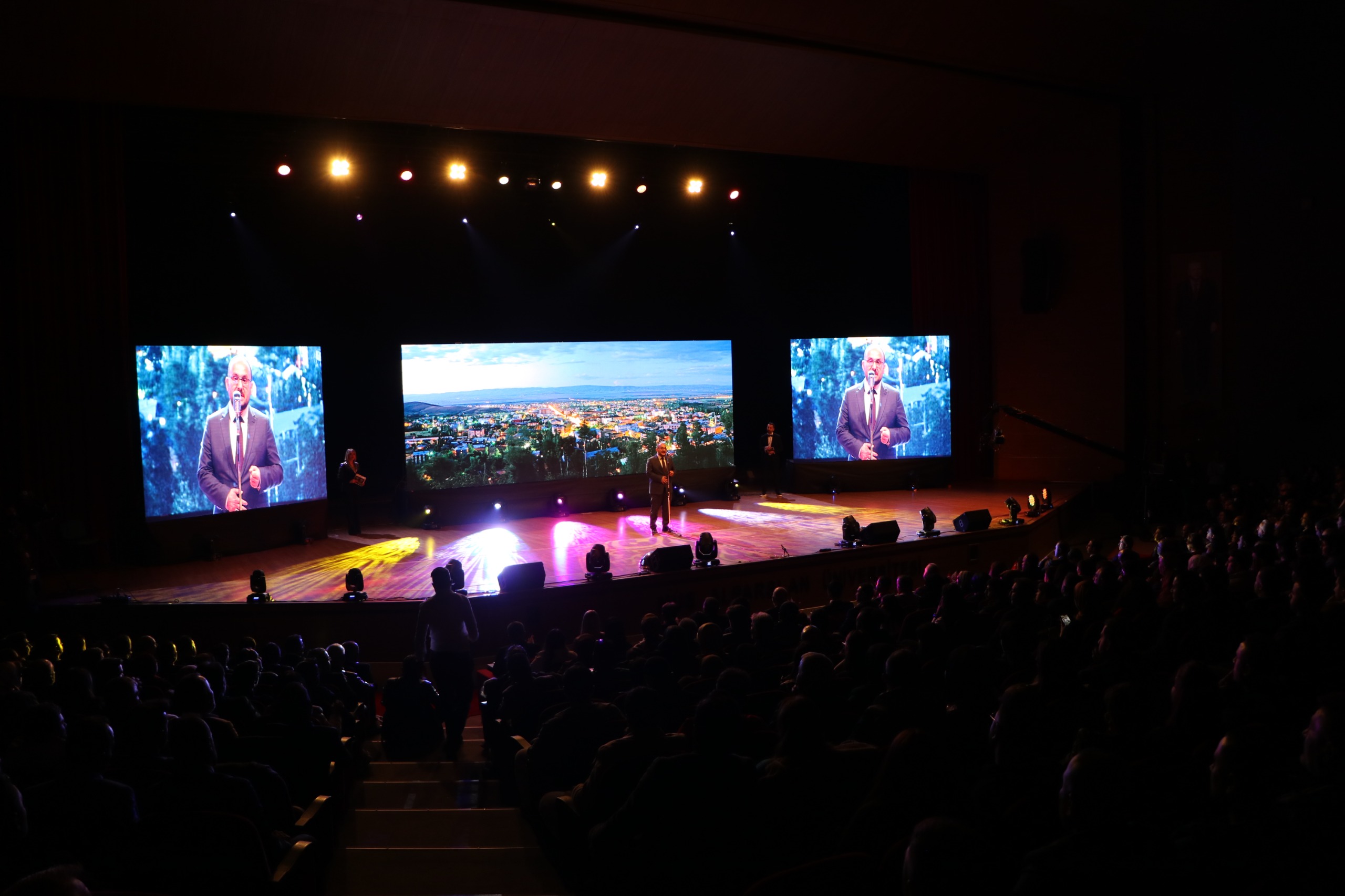 rektorumuz-mus-altin-lale-odulleri-torenine-katildi-6027