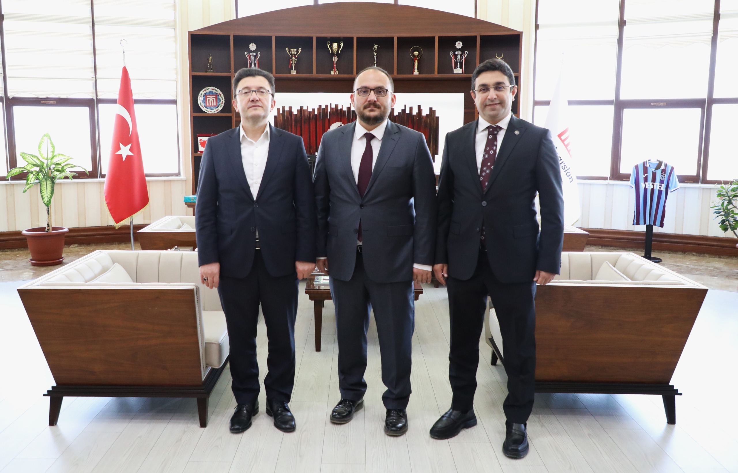 kyk-genel-mudur-yardimcisi-ali-ozdemir-ve-genclik-spor-il-muduru-mehmet-arif-tasdemirden-rektorumuze-ziyaret-6028