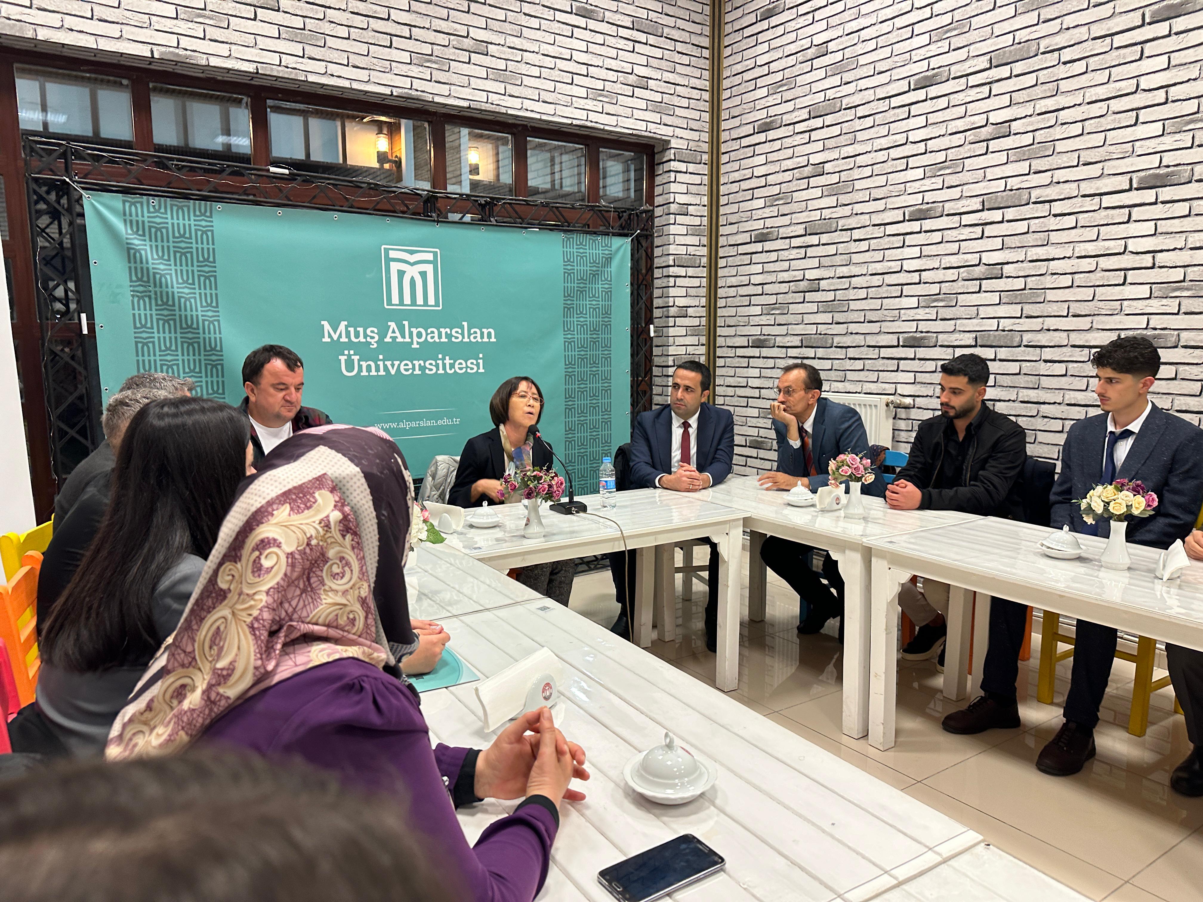 cay-bahane-sohbetlerinde-japon-gozuyle-turkiye-ele-alindi-6051