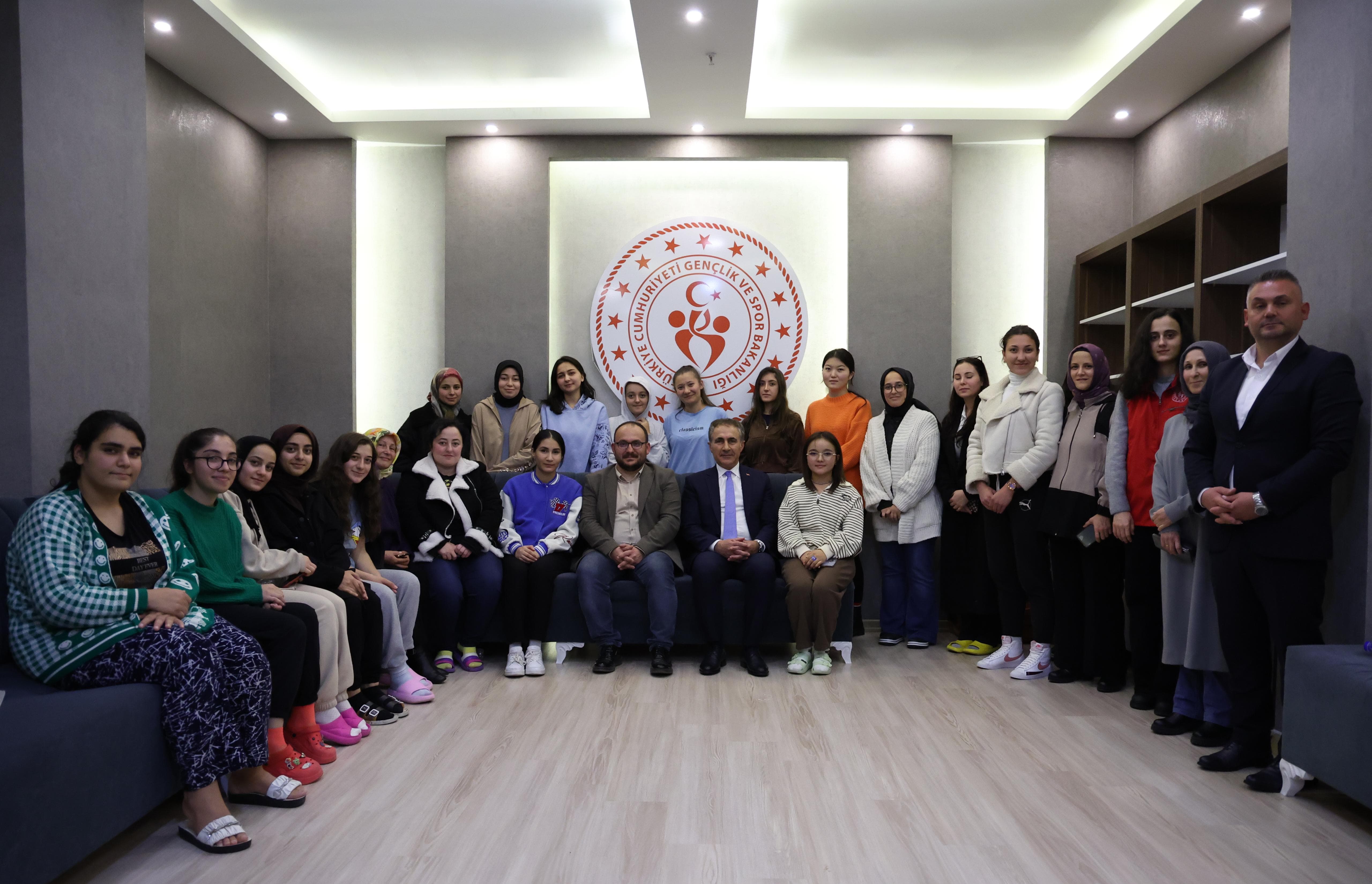 rektorumuz-trabzon-akcaabat-fuat-sezgin-kiz-ogrenci-yurdunda-ogrencilerle-bulustu-6054